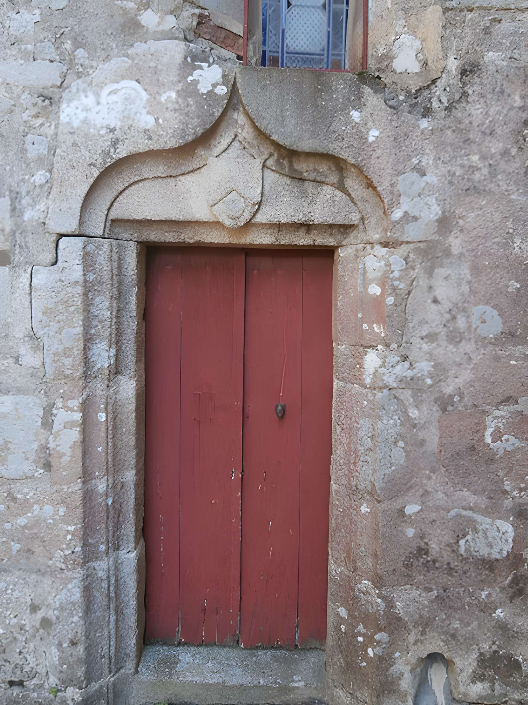 Église Notre-Dame de Lorette de La Chapelle-Baloue et une croix