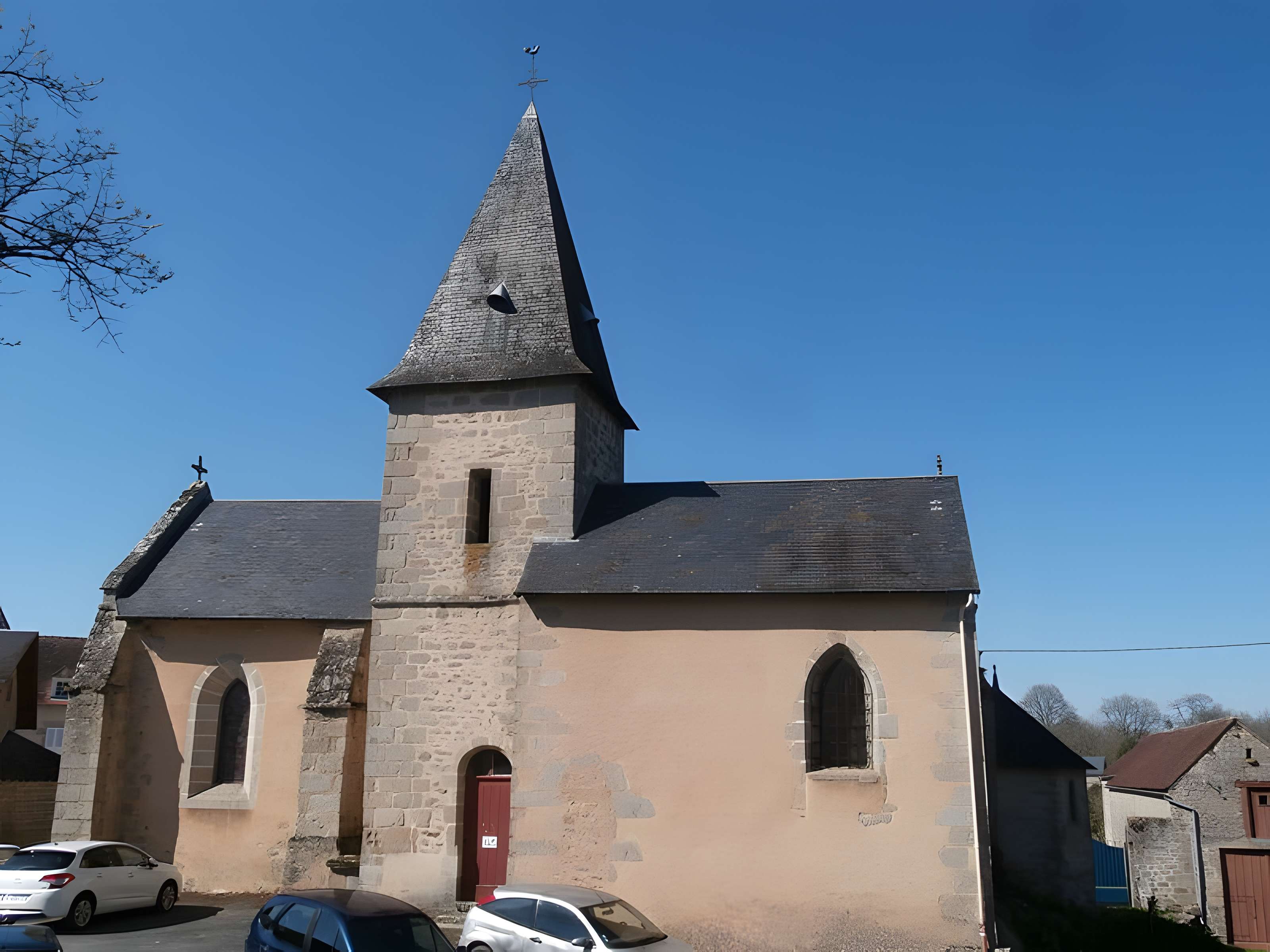 Église Notre-Dame de Lorette de La Chapelle-Baloue et une croix 