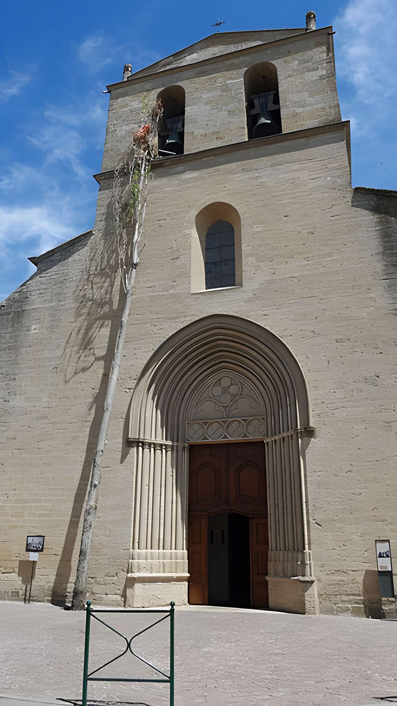 Église Notre-Dame-de-Beaulieu de Cucuron