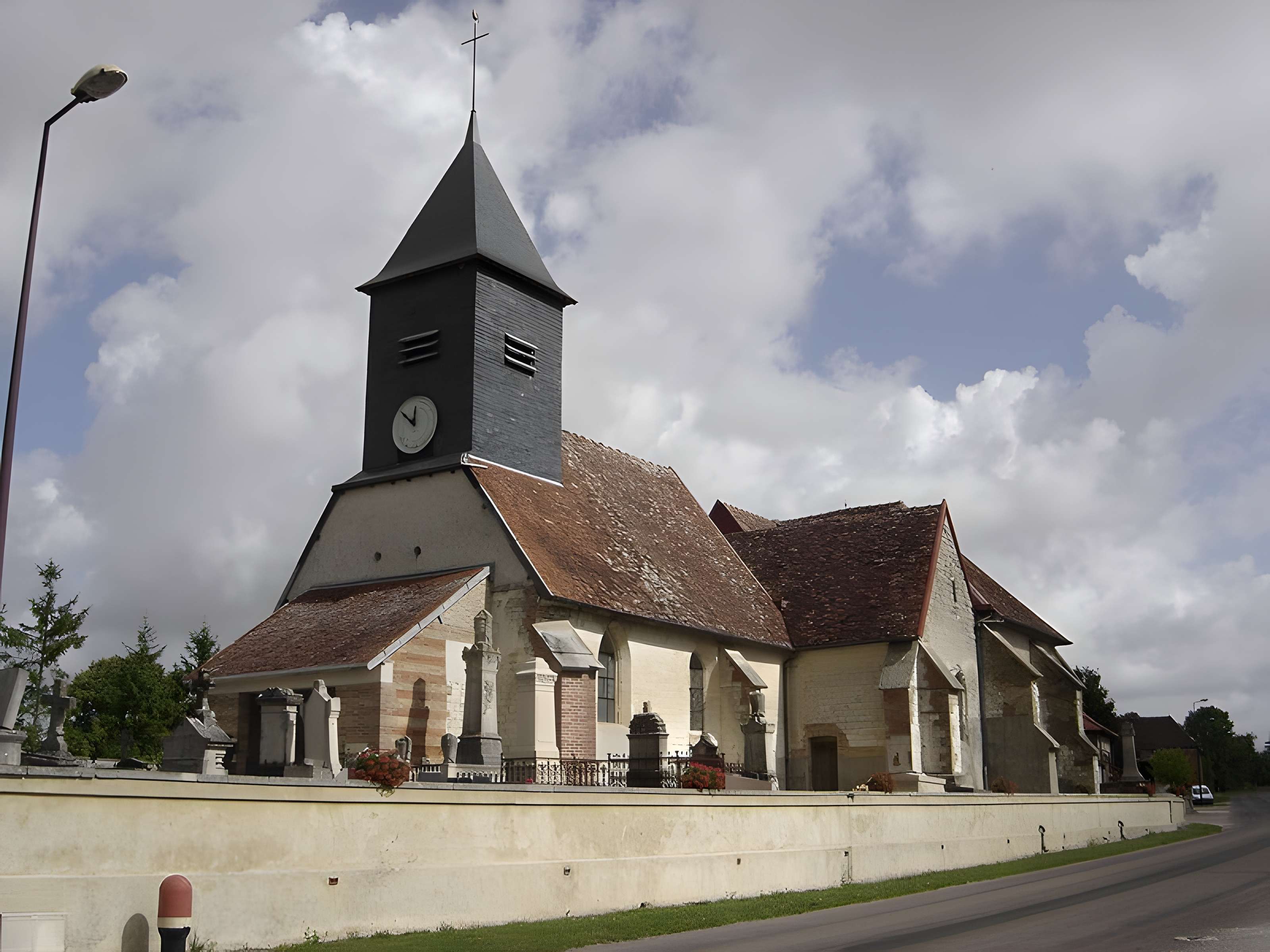 Église Notre-Dame-de-l'Assomption de Laubressel et croix 
