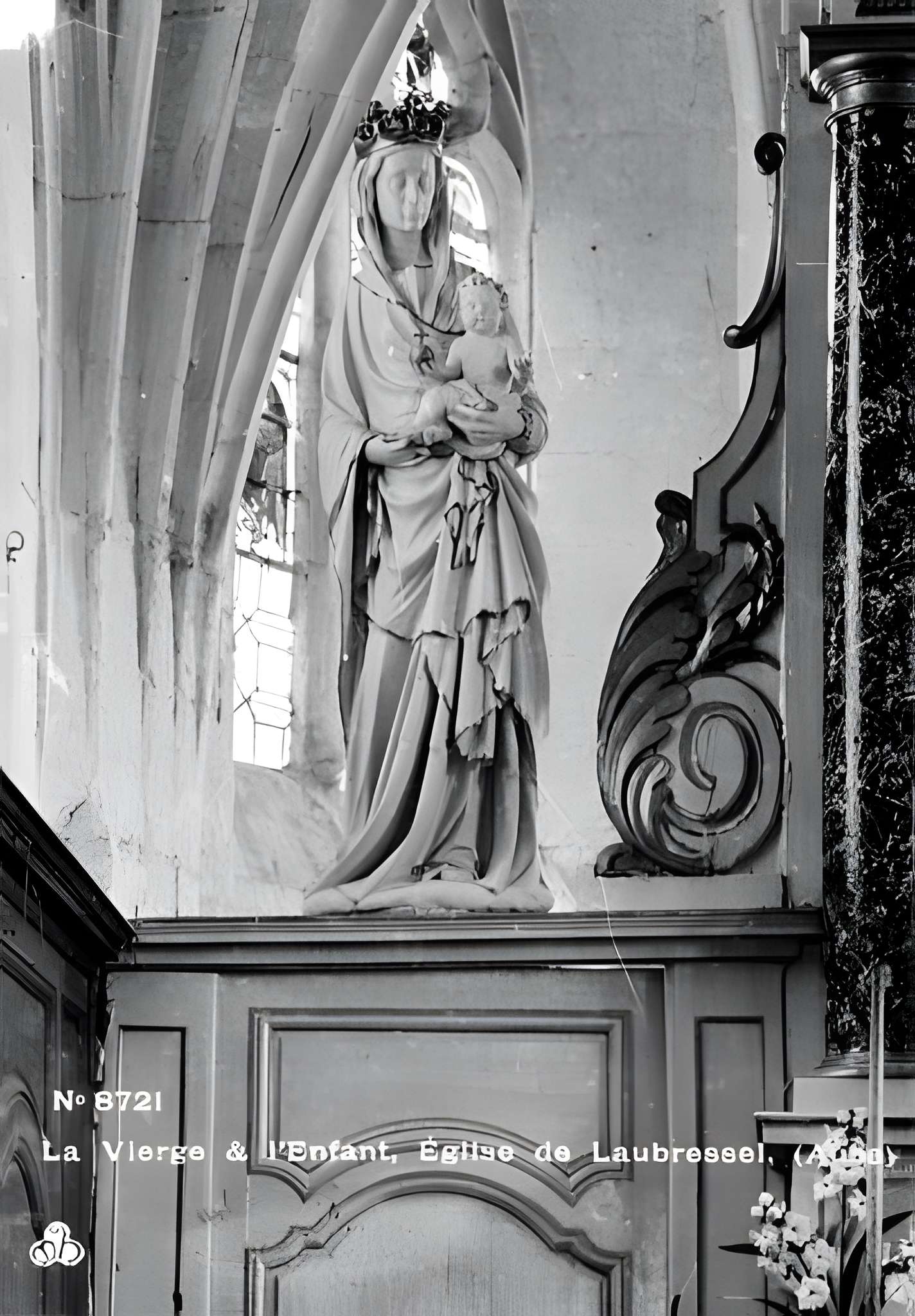 Église Notre-Dame-de-l'Assomption de Laubressel et croix