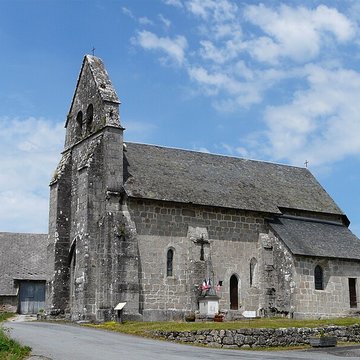 Église Notre-Dame-de-lAssomption de Sainte-Marie-Lapanouze et croix