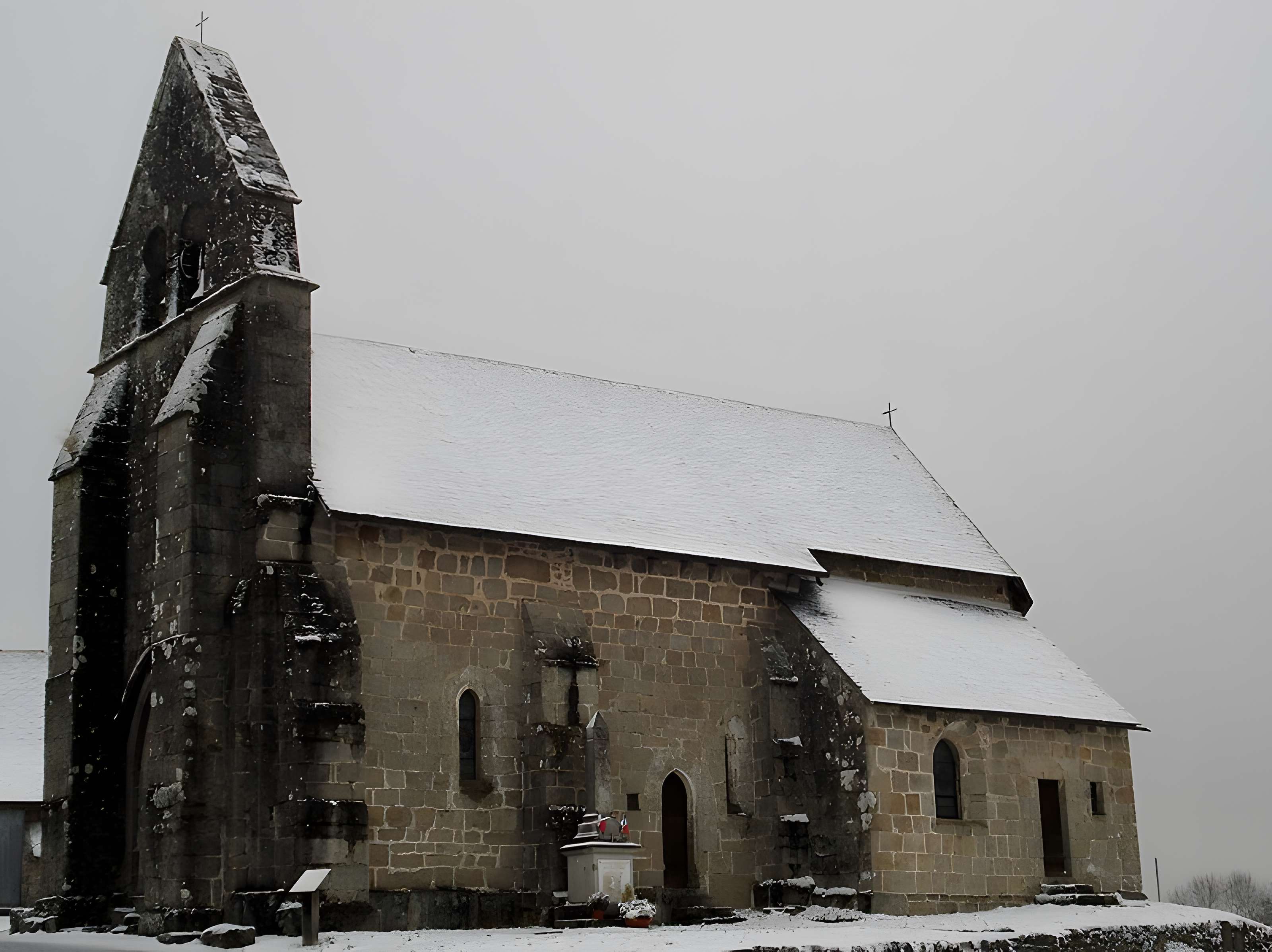Église Notre-Dame-de-l'Assomption de Sainte-Marie-Lapanouze et croix