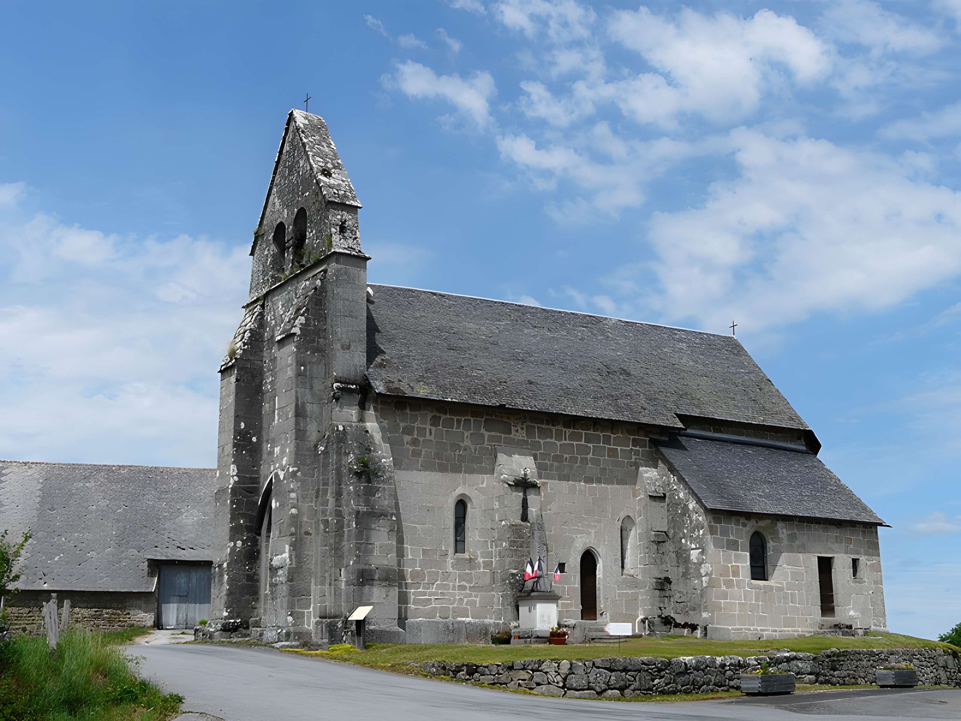 Église Notre-Dame-de-l'Assomption de Sainte-Marie-Lapanouze et croix