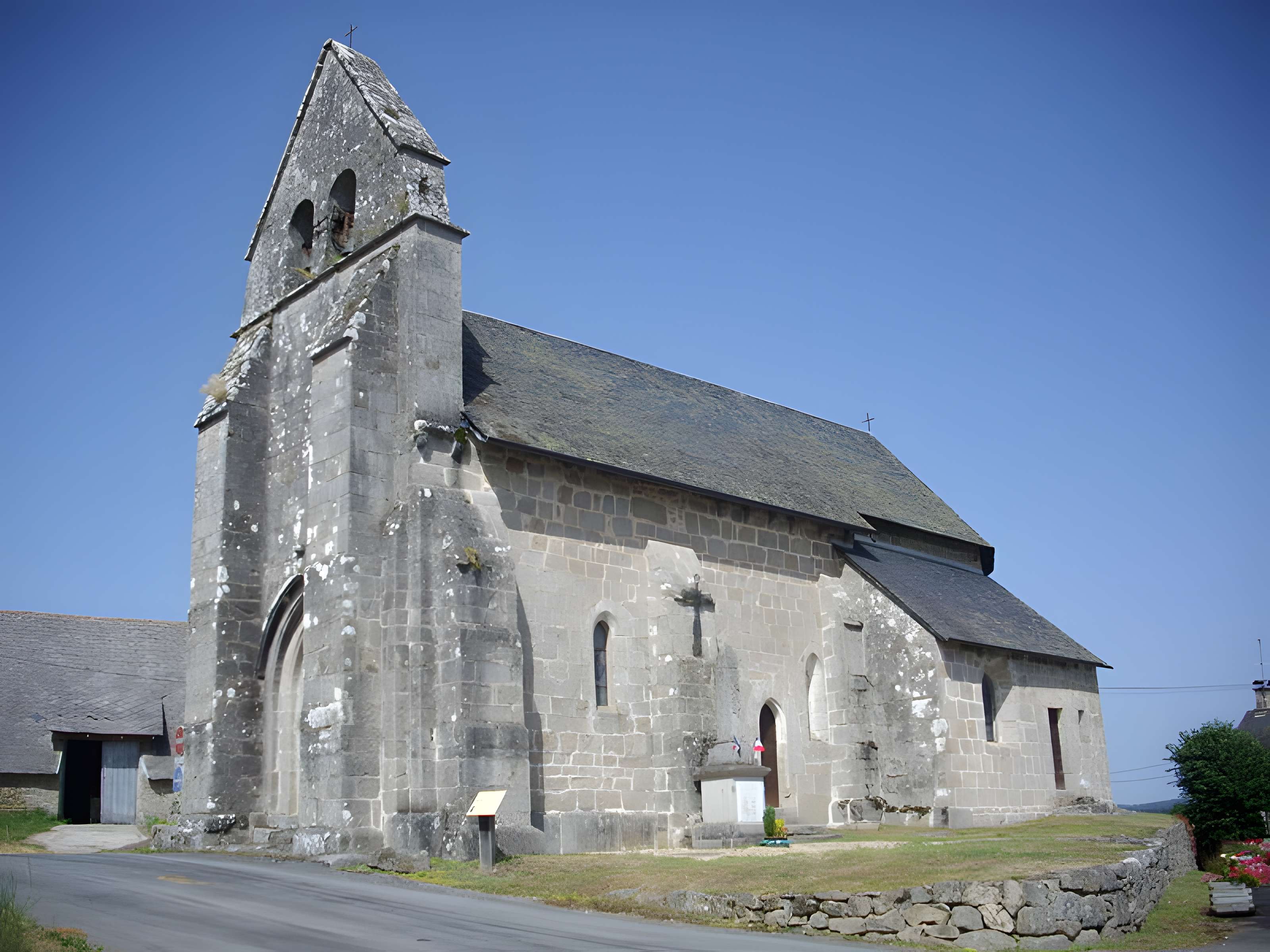 Église Notre-Dame-de-l'Assomption de Sainte-Marie-Lapanouze et croix