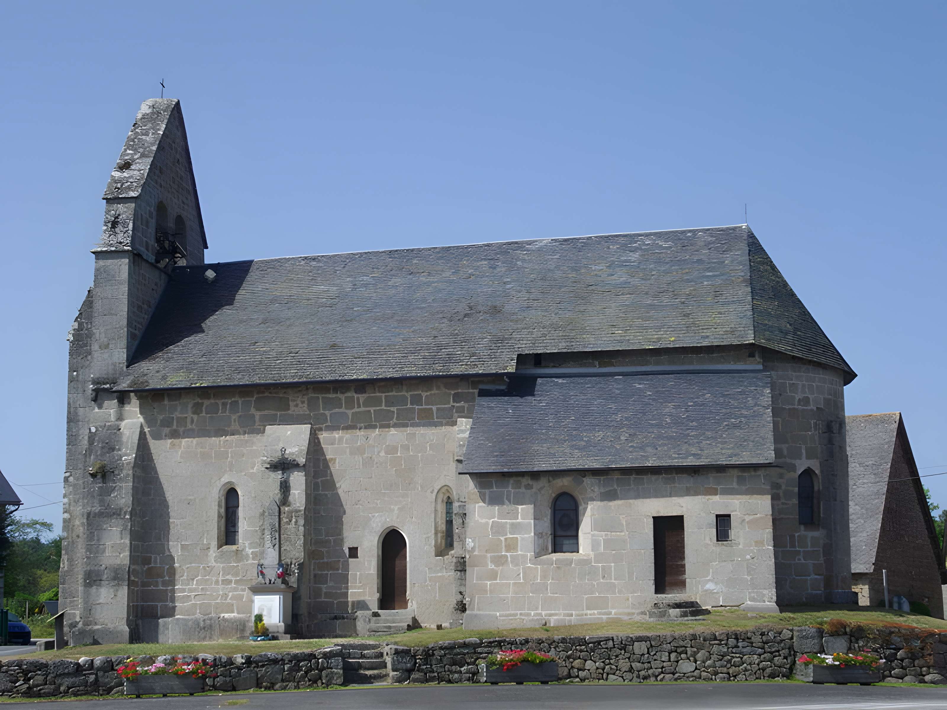 Église Notre-Dame-de-l'Assomption de Sainte-Marie-Lapanouze et croix