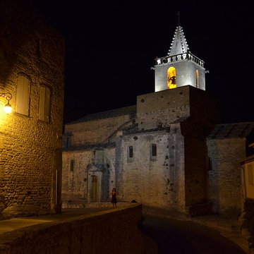 Eglise et le bâtiment couloir voûté en plein cintre qui la relie au baptistère