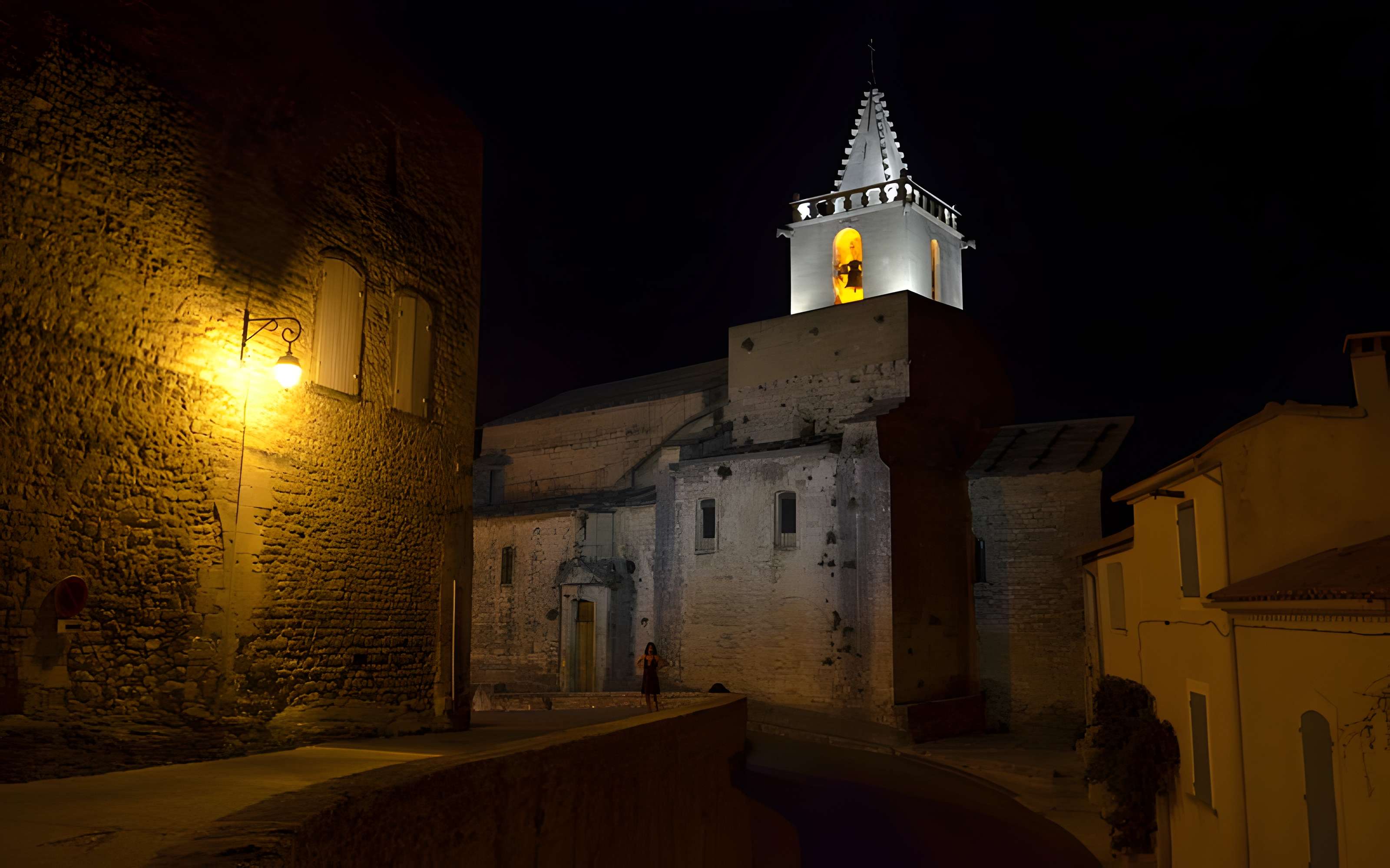 Eglise et le bâtiment (couloir voûté en plein cintre) qui la relie au baptistère