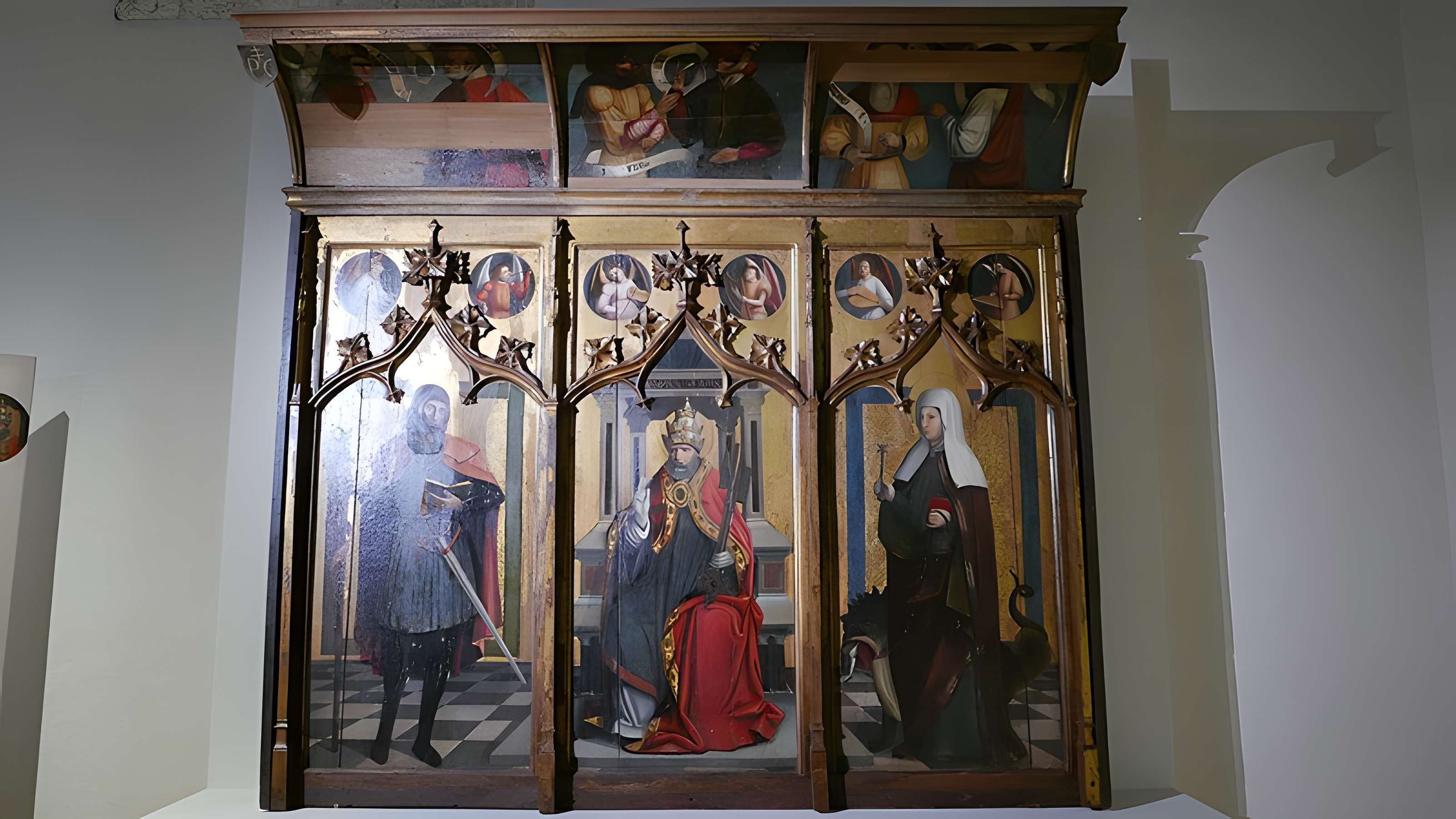 Eglise et le bâtiment (couloir voûté en plein cintre) qui la relie au baptistère