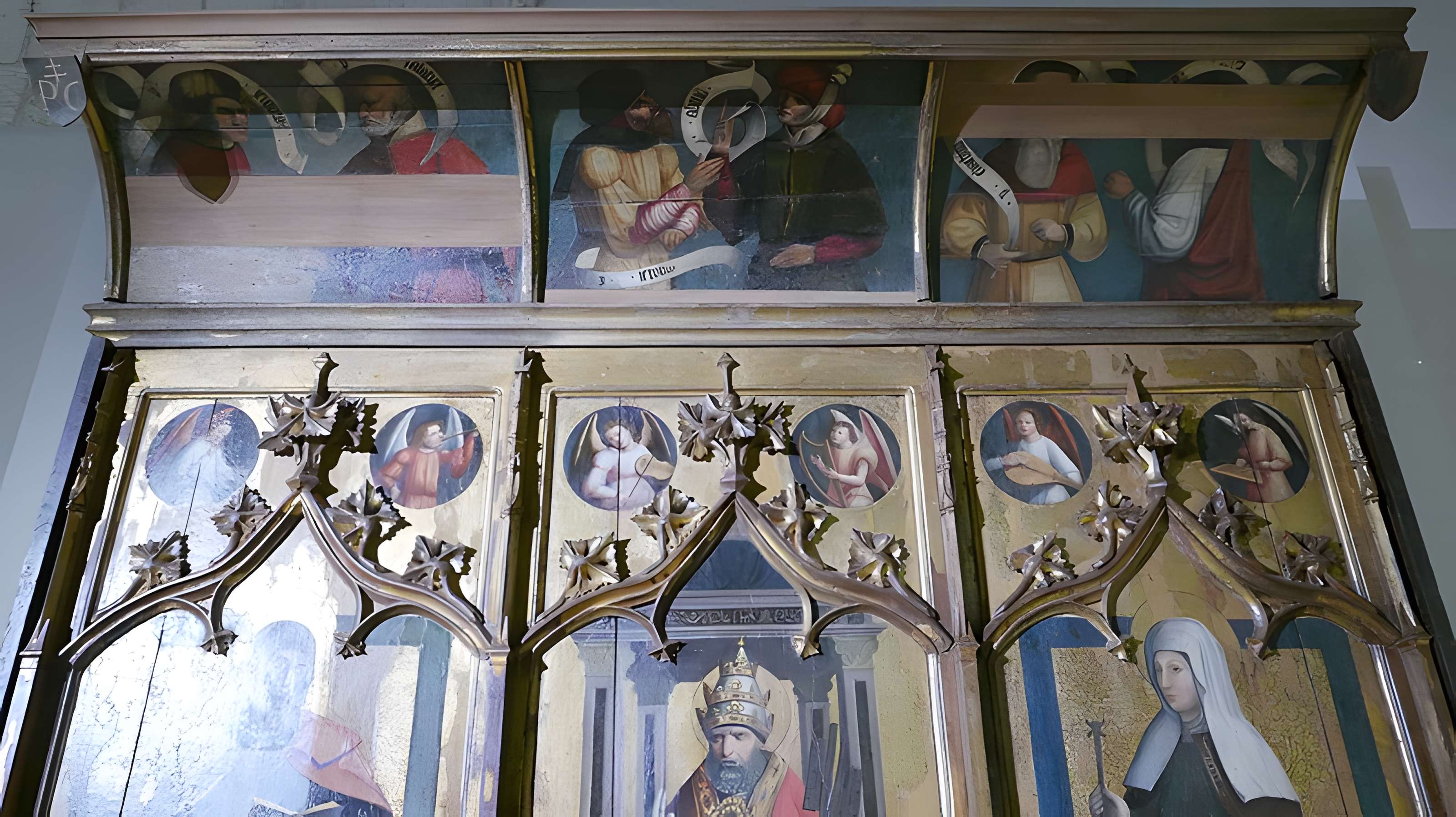 Eglise et le bâtiment (couloir voûté en plein cintre) qui la relie au baptistère