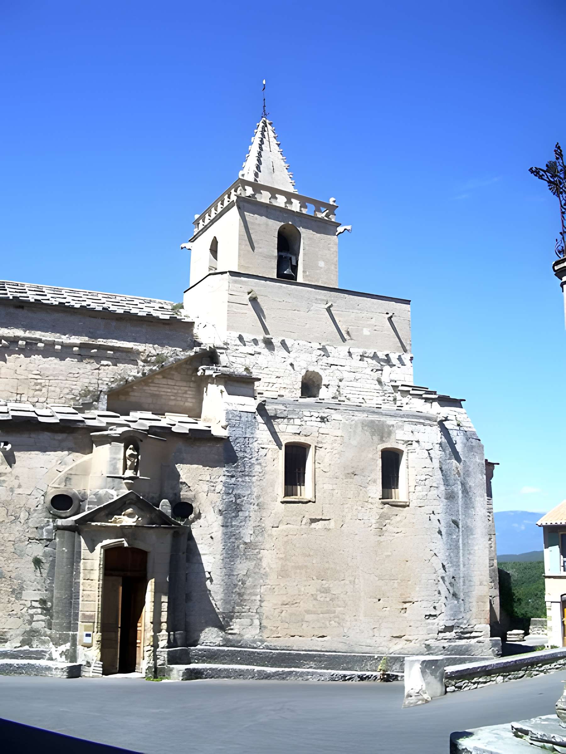 Eglise et le bâtiment (couloir voûté en plein cintre) qui la relie au baptistère