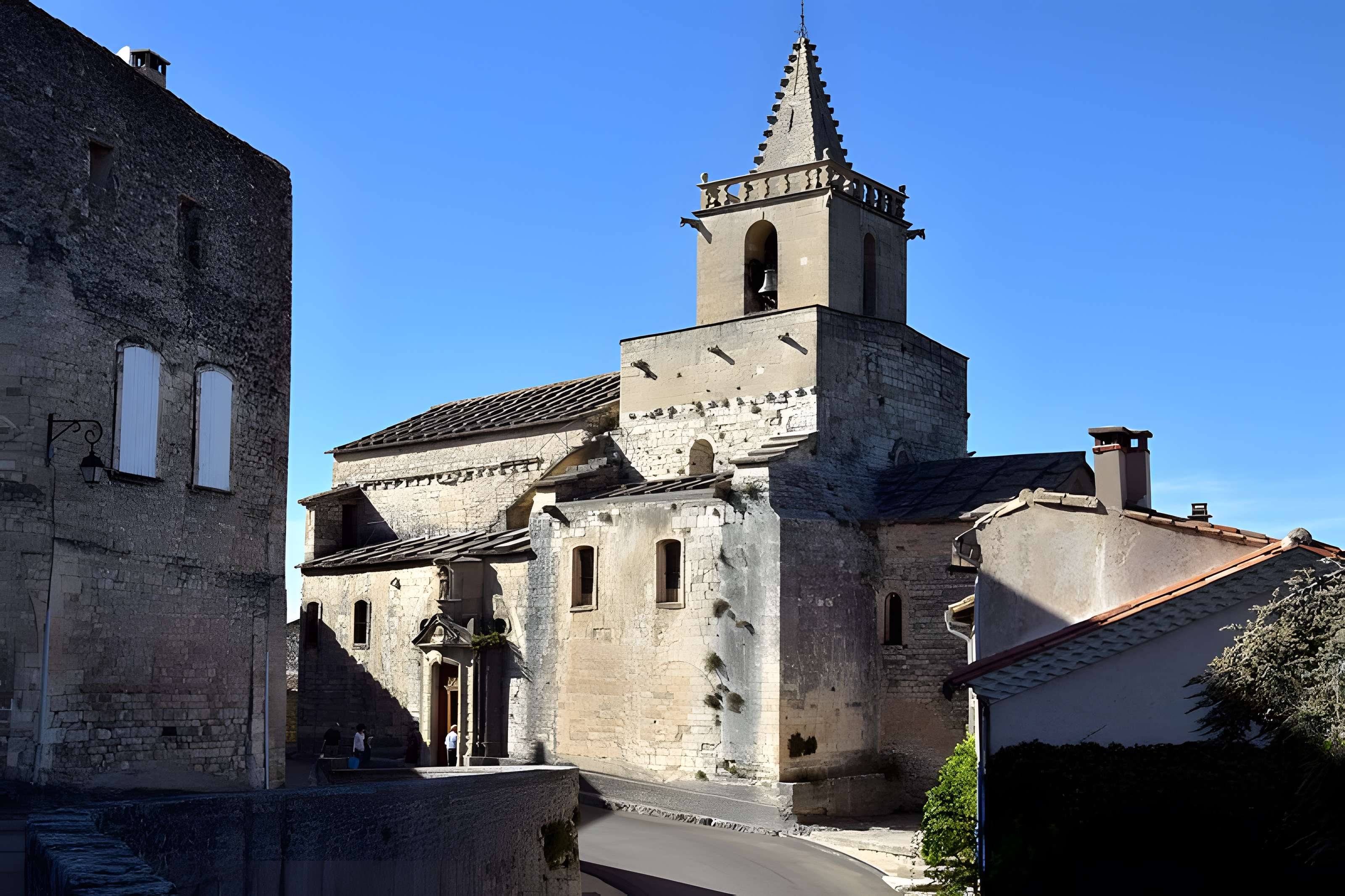 Eglise et le bâtiment (couloir voûté en plein cintre) qui la relie au baptistère