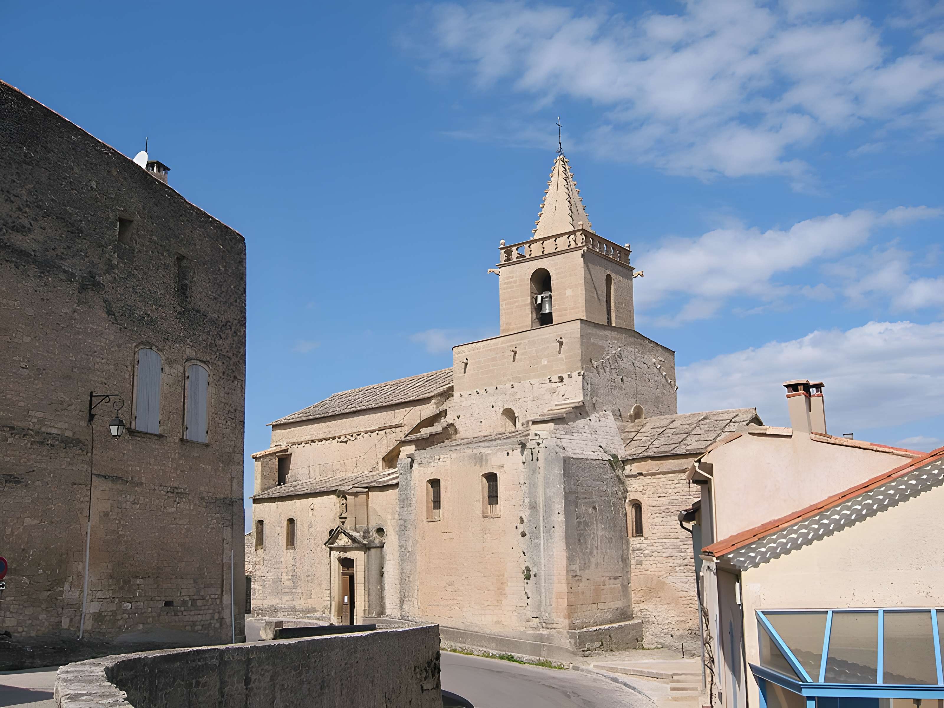 Eglise et le bâtiment (couloir voûté en plein cintre) qui la relie au baptistère