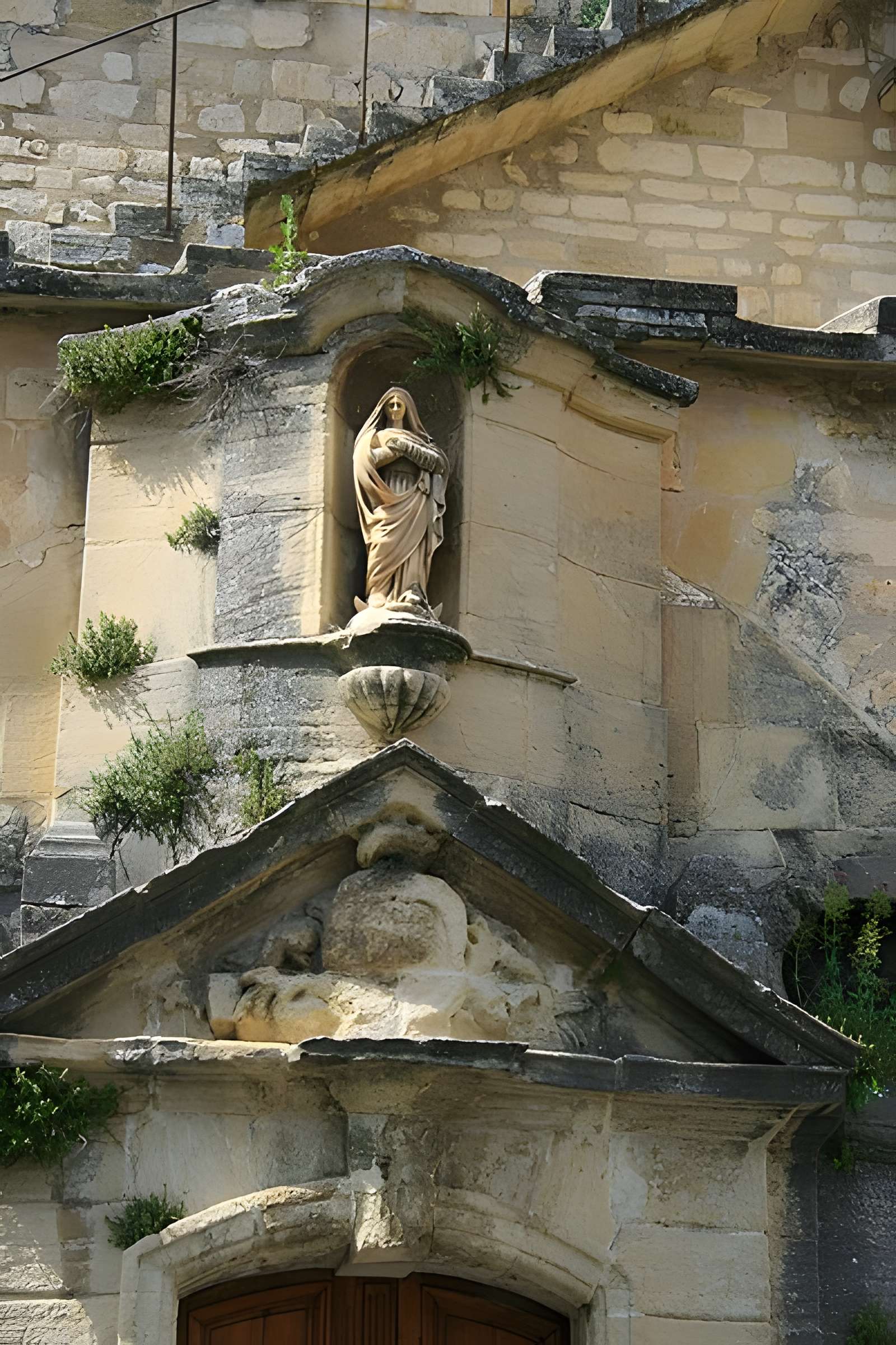 Eglise et le bâtiment (couloir voûté en plein cintre) qui la relie au baptistère