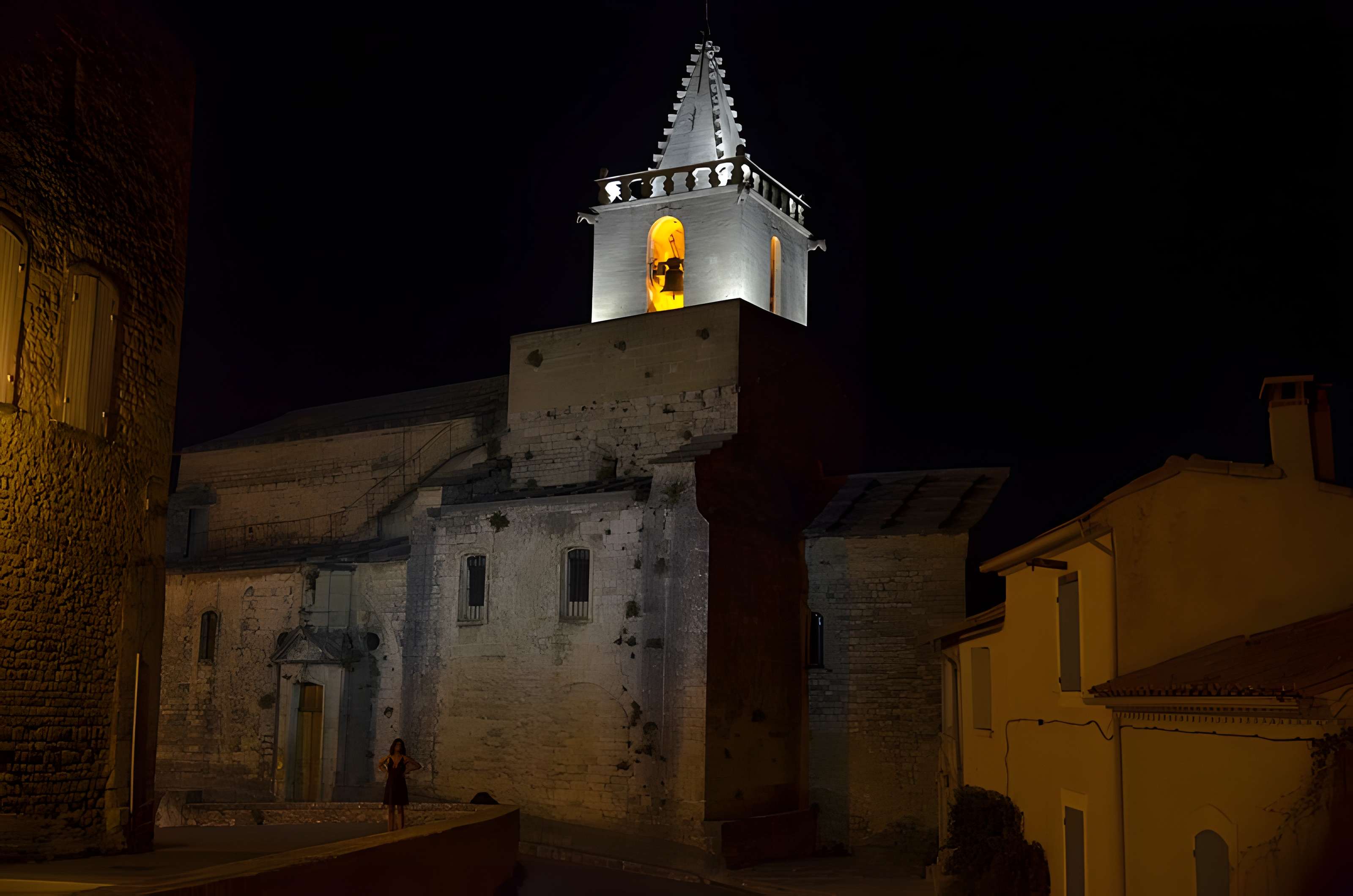 Eglise et le bâtiment (couloir voûté en plein cintre) qui la relie au baptistère