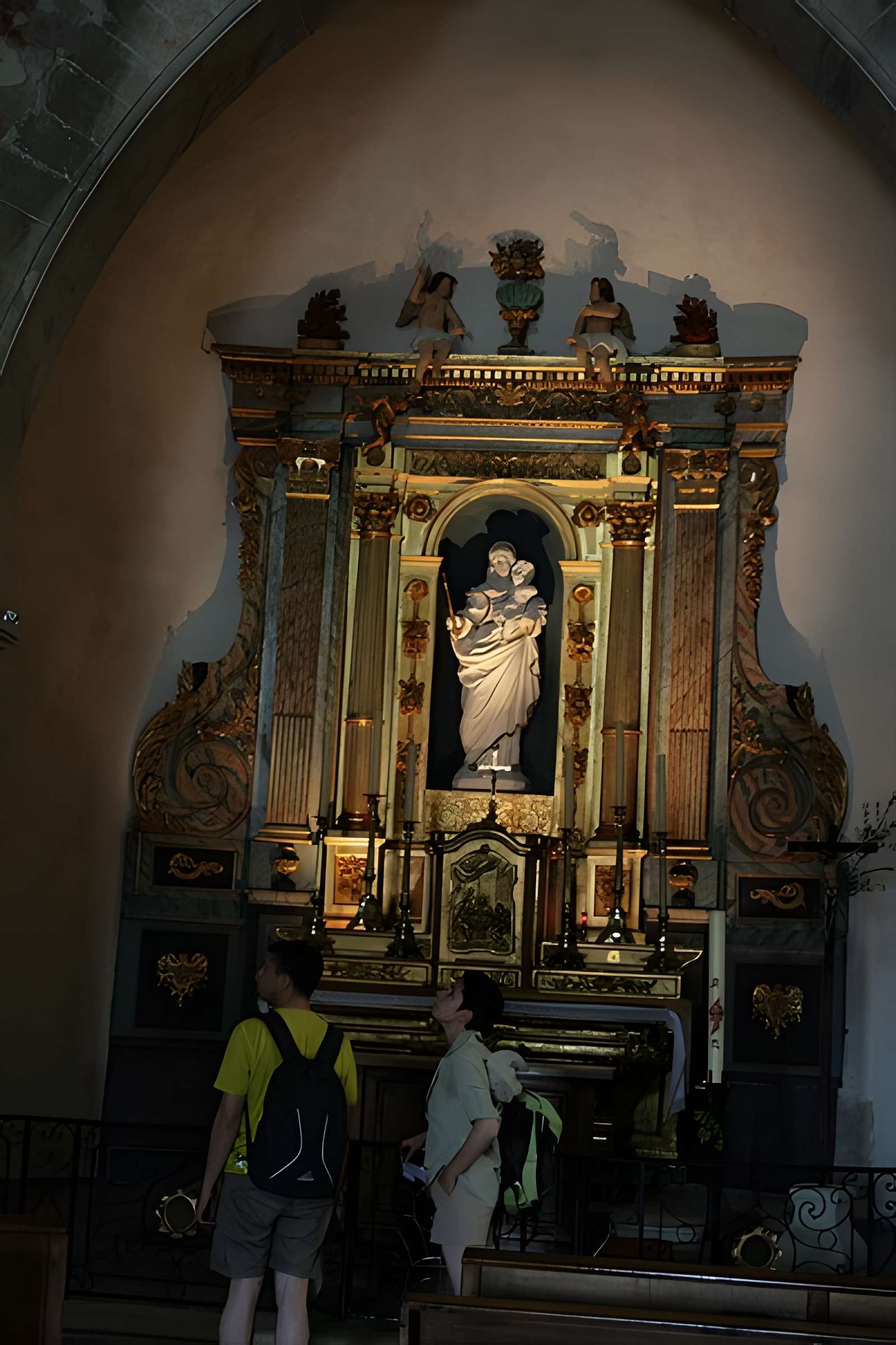 Eglise et le bâtiment (couloir voûté en plein cintre) qui la relie au baptistère