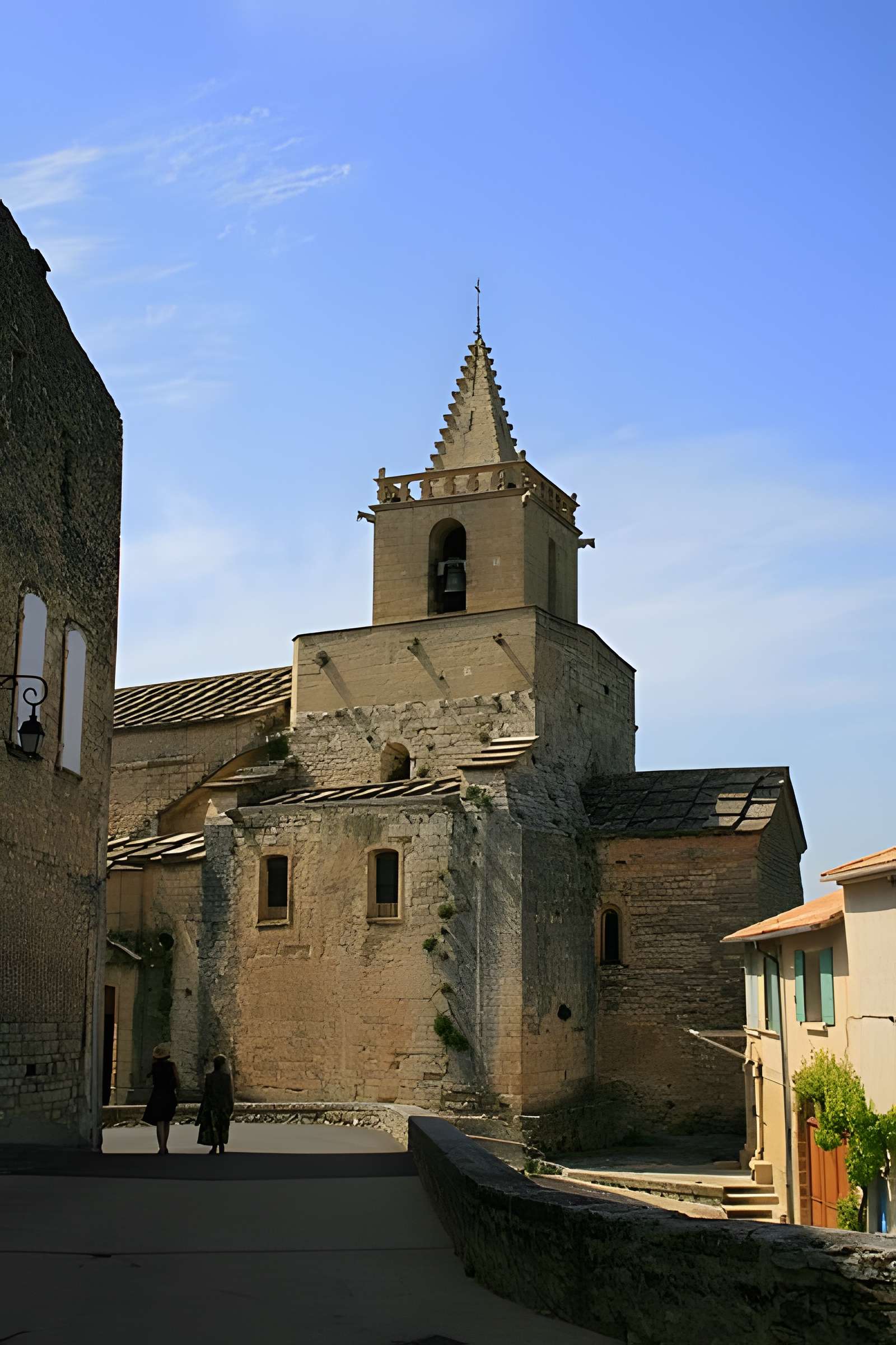 Eglise et le bâtiment (couloir voûté en plein cintre) qui la relie au baptistère