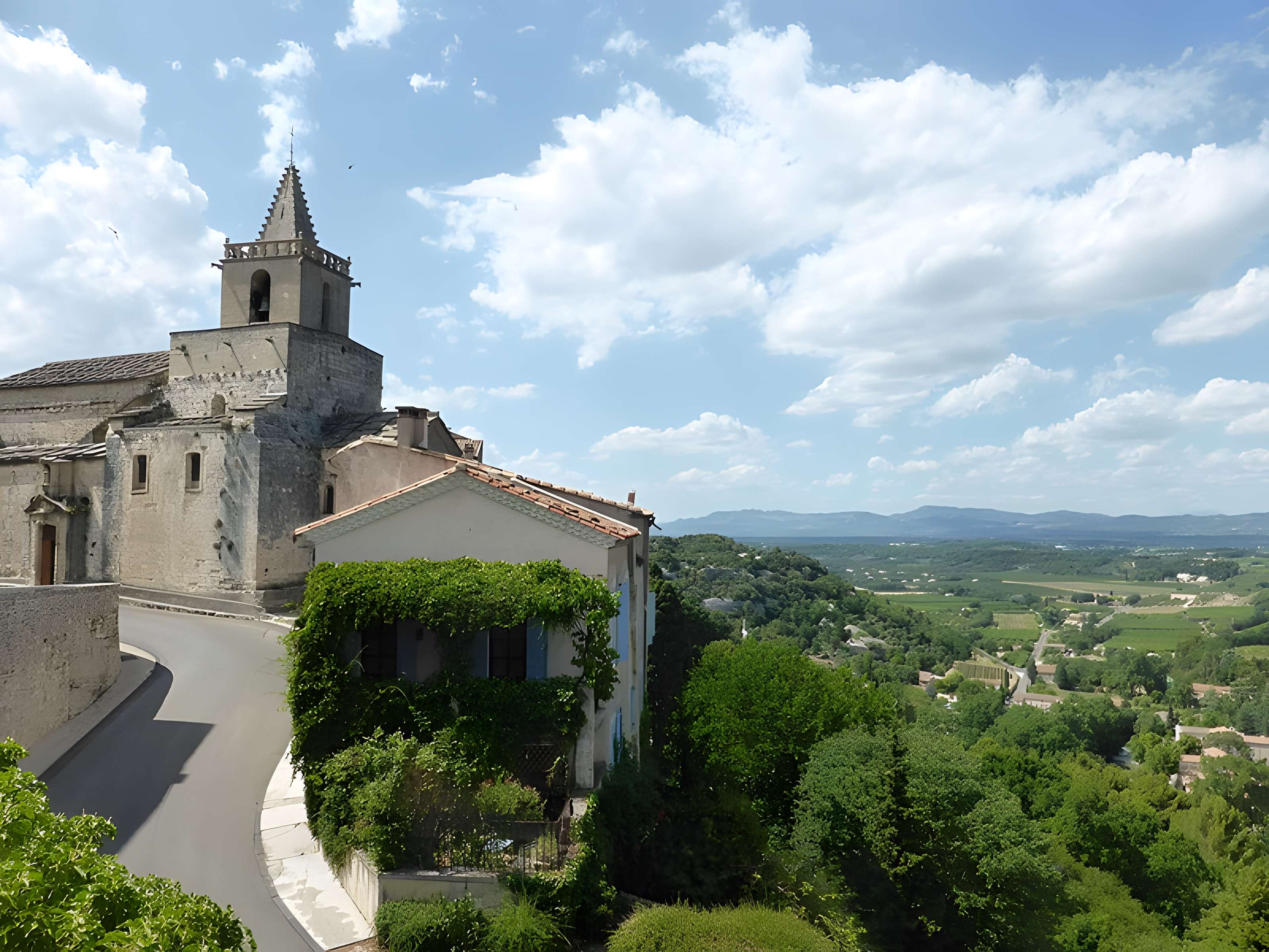 Eglise et le bâtiment (couloir voûté en plein cintre) qui la relie au baptistère