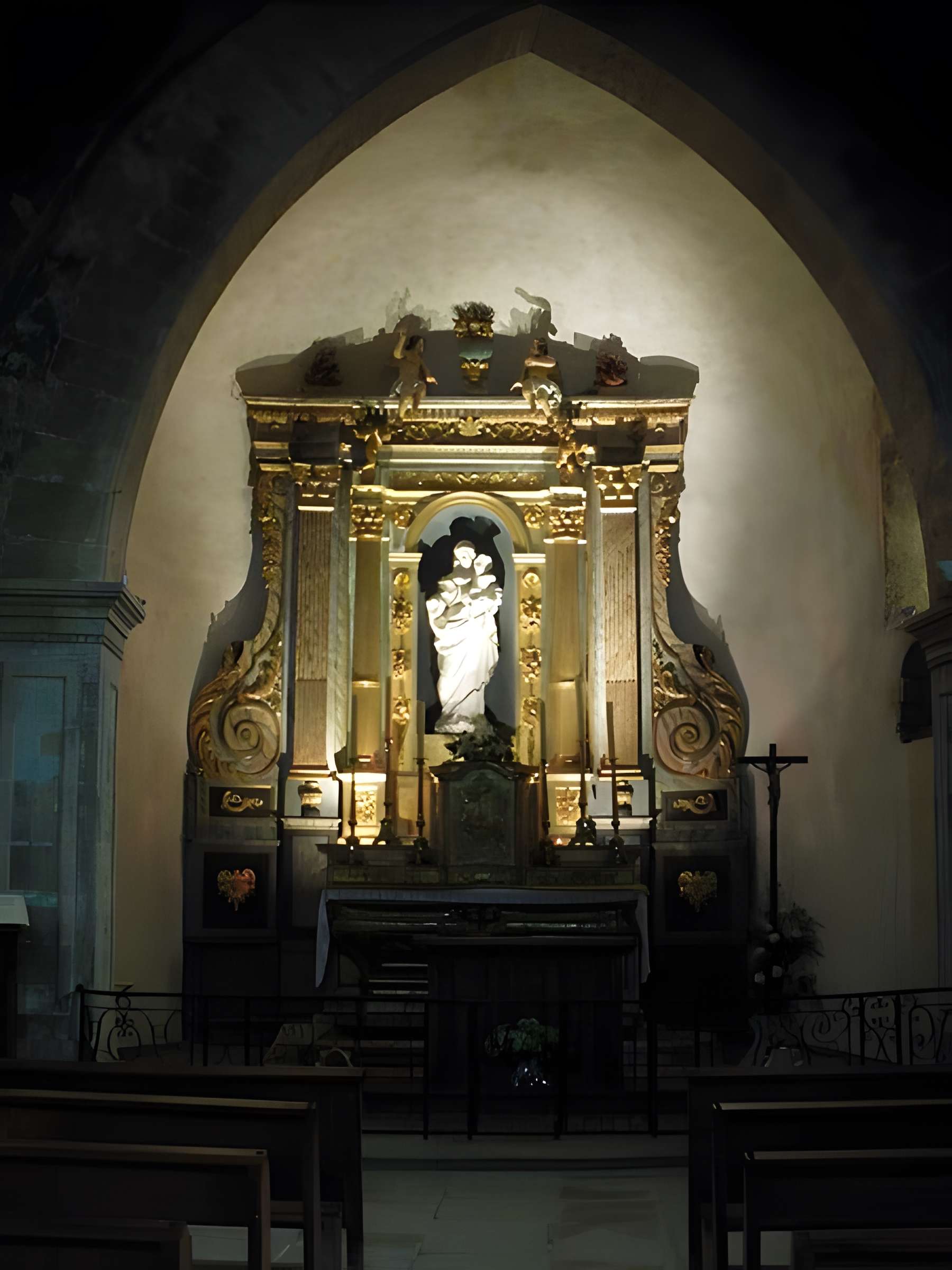 Eglise et le bâtiment (couloir voûté en plein cintre) qui la relie au baptistère