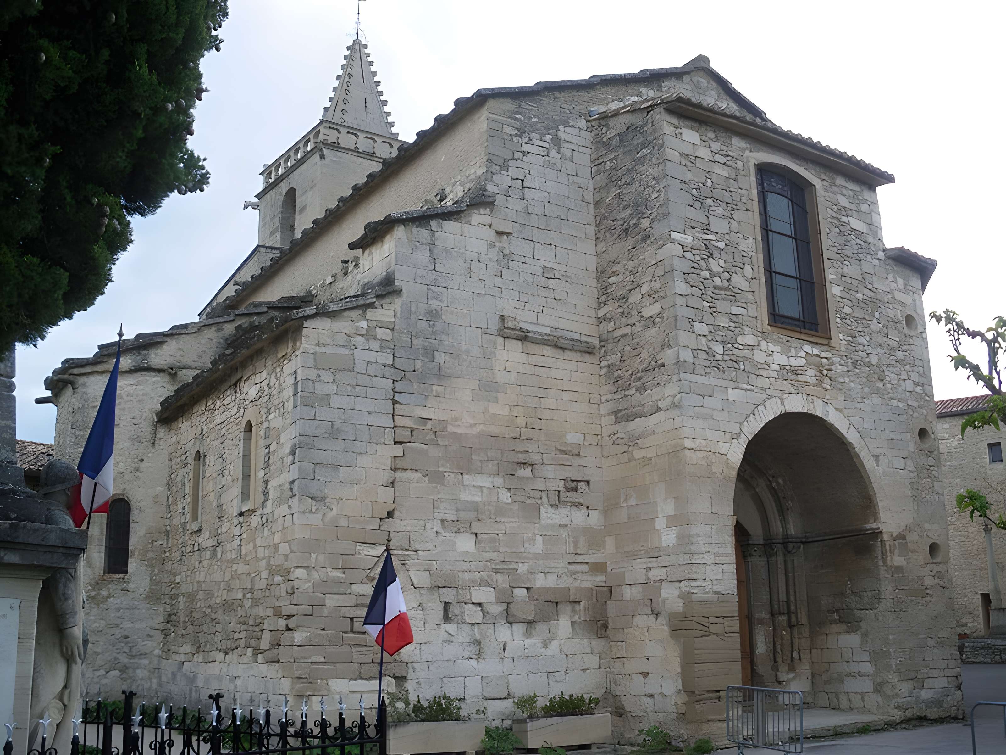 Eglise et le bâtiment (couloir voûté en plein cintre) qui la relie au baptistère