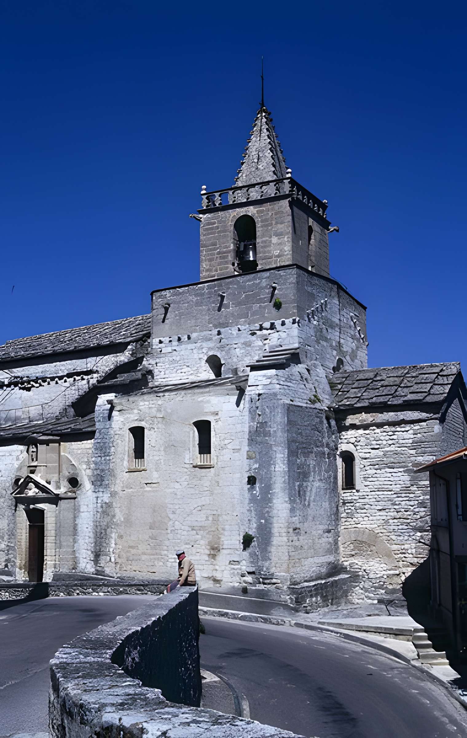 Eglise et le bâtiment (couloir voûté en plein cintre) qui la relie au baptistère