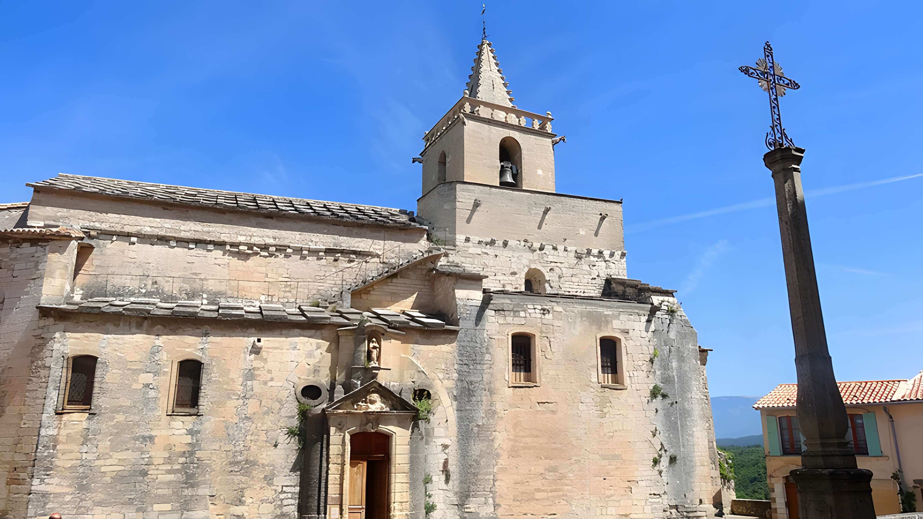 Eglise et le bâtiment (couloir voûté en plein cintre) qui la relie au baptistère