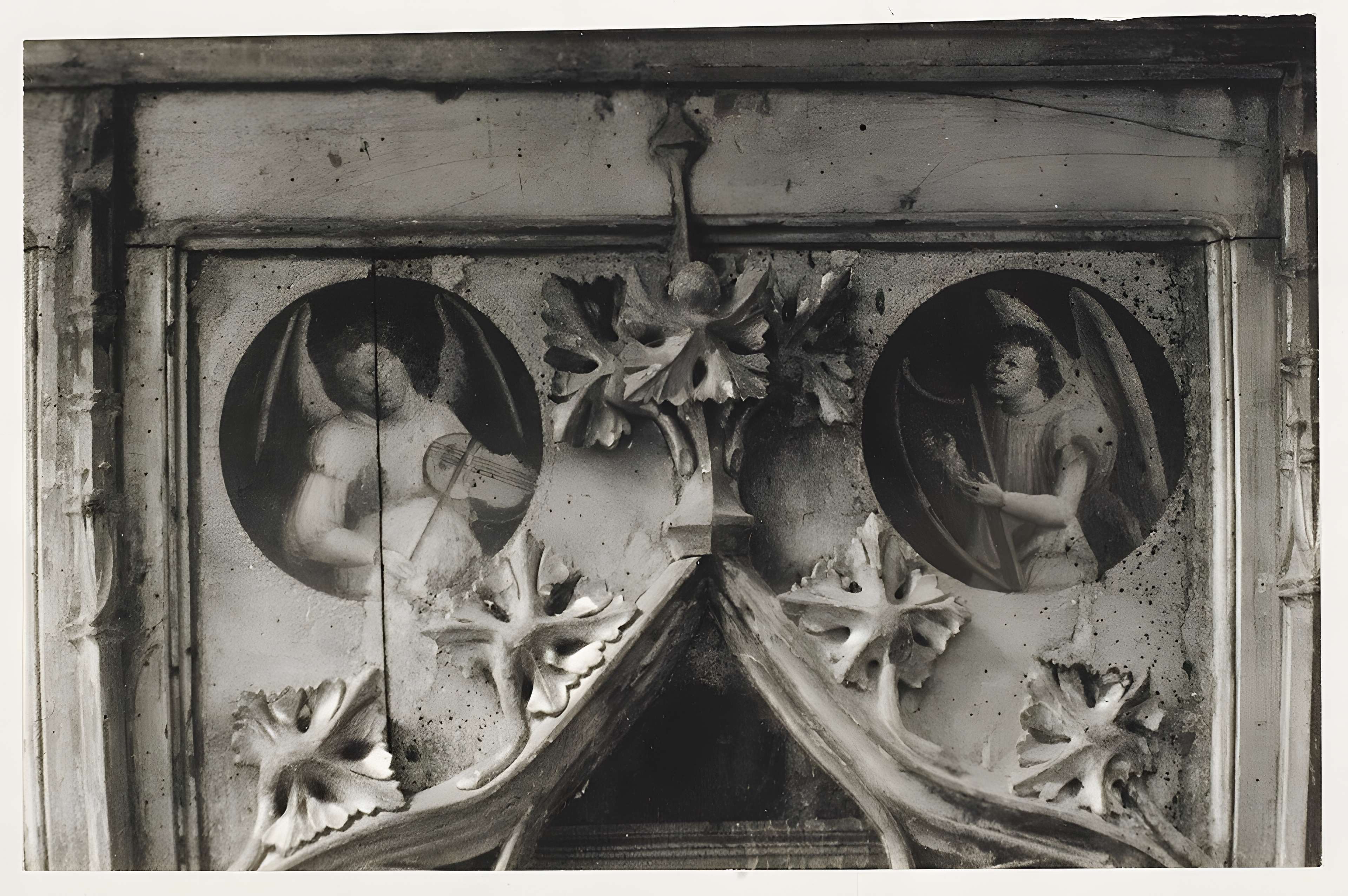 Eglise et le bâtiment (couloir voûté en plein cintre) qui la relie au baptistère