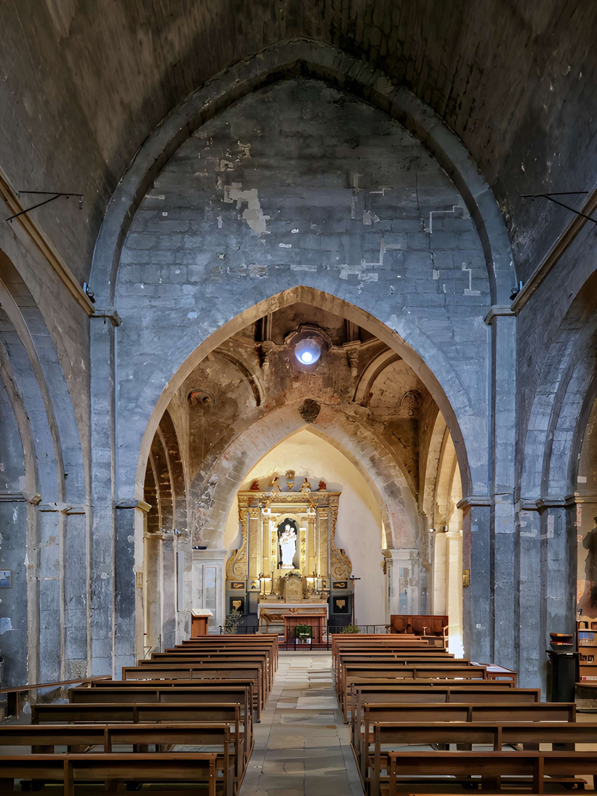 Eglise et le bâtiment (couloir voûté en plein cintre) qui la relie au baptistère