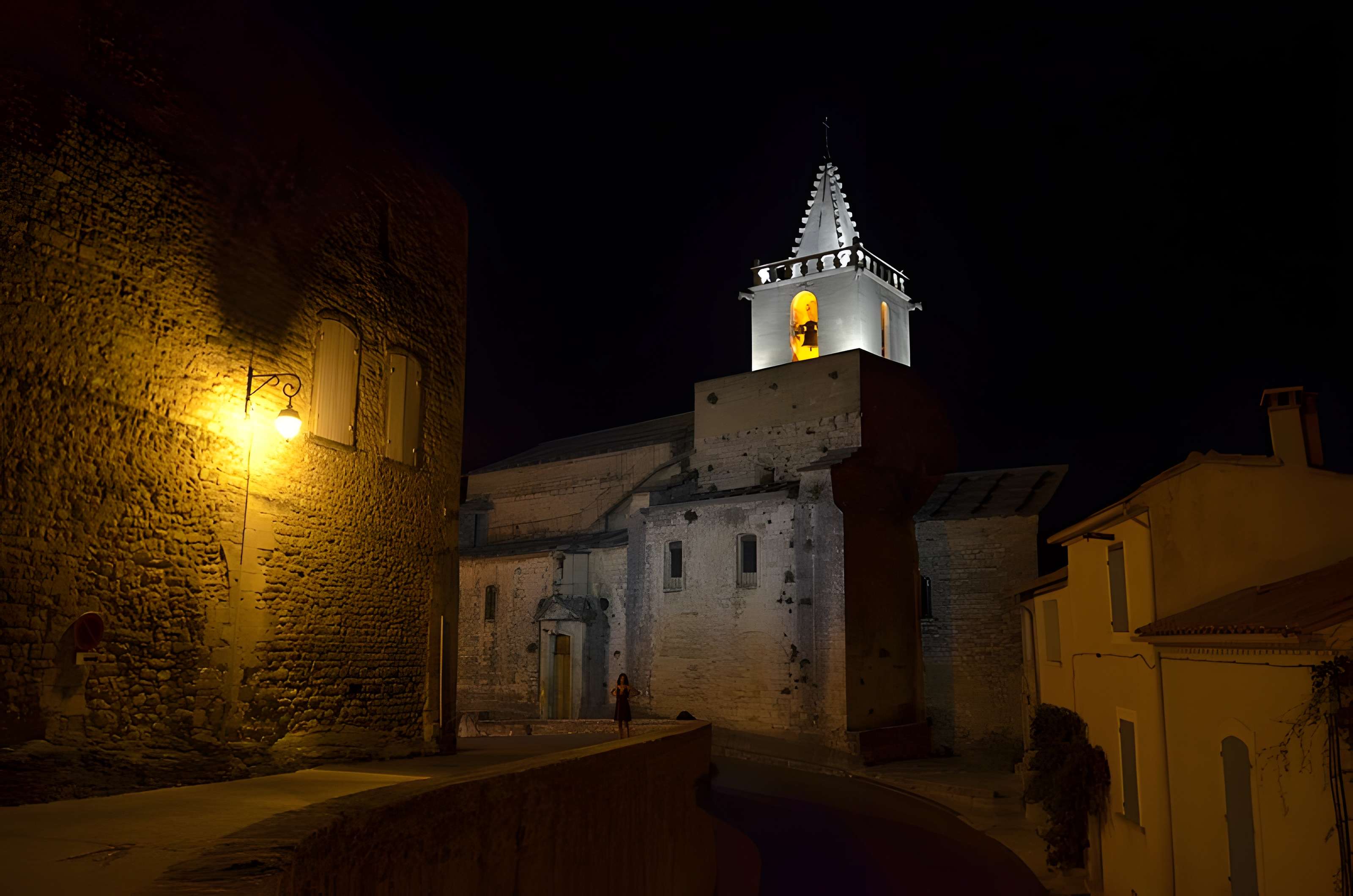 Eglise et le bâtiment (couloir voûté en plein cintre) qui la relie au baptistère