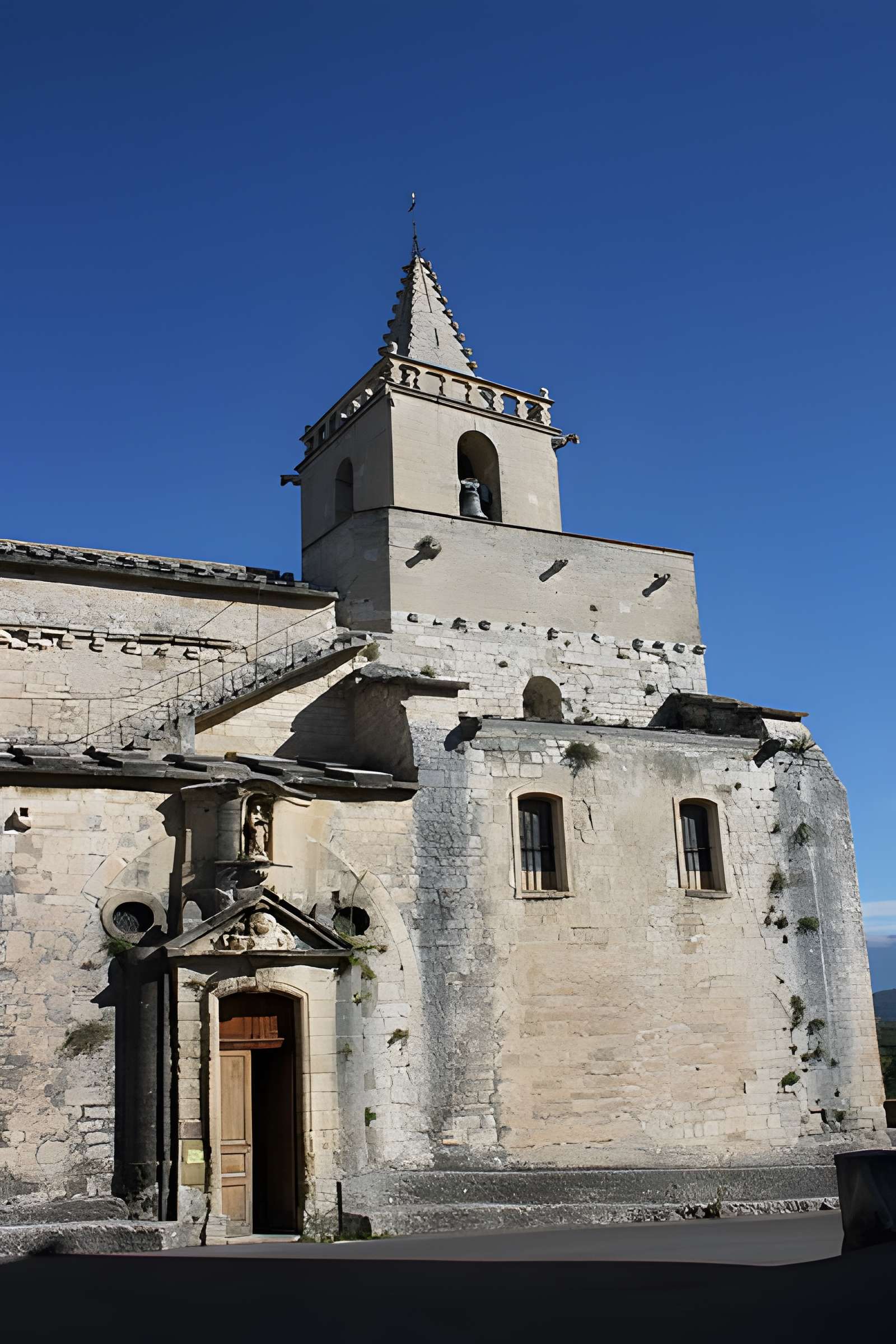 Eglise et le bâtiment (couloir voûté en plein cintre) qui la relie au baptistère