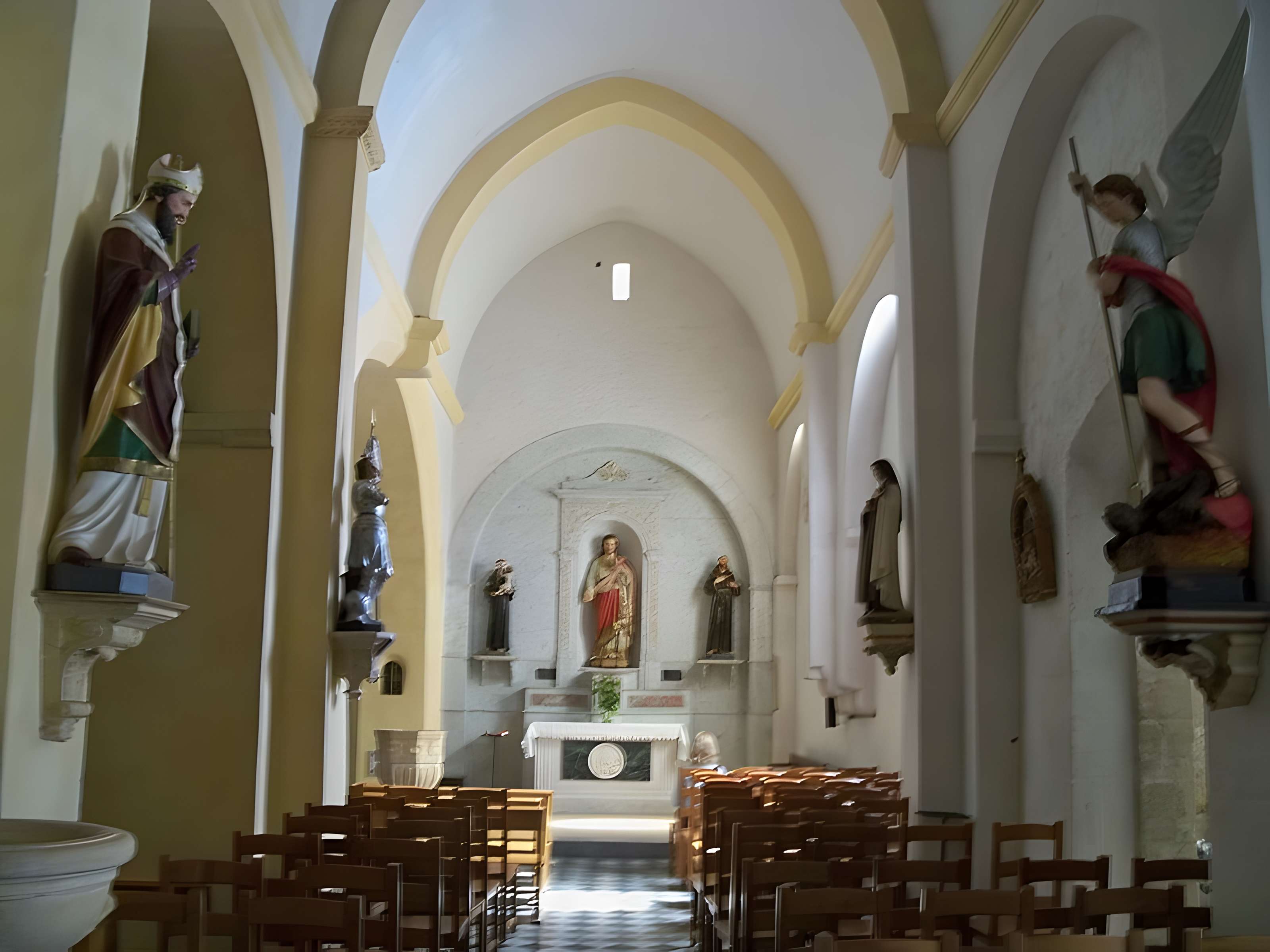 Église Saint-Amand de Sénas
