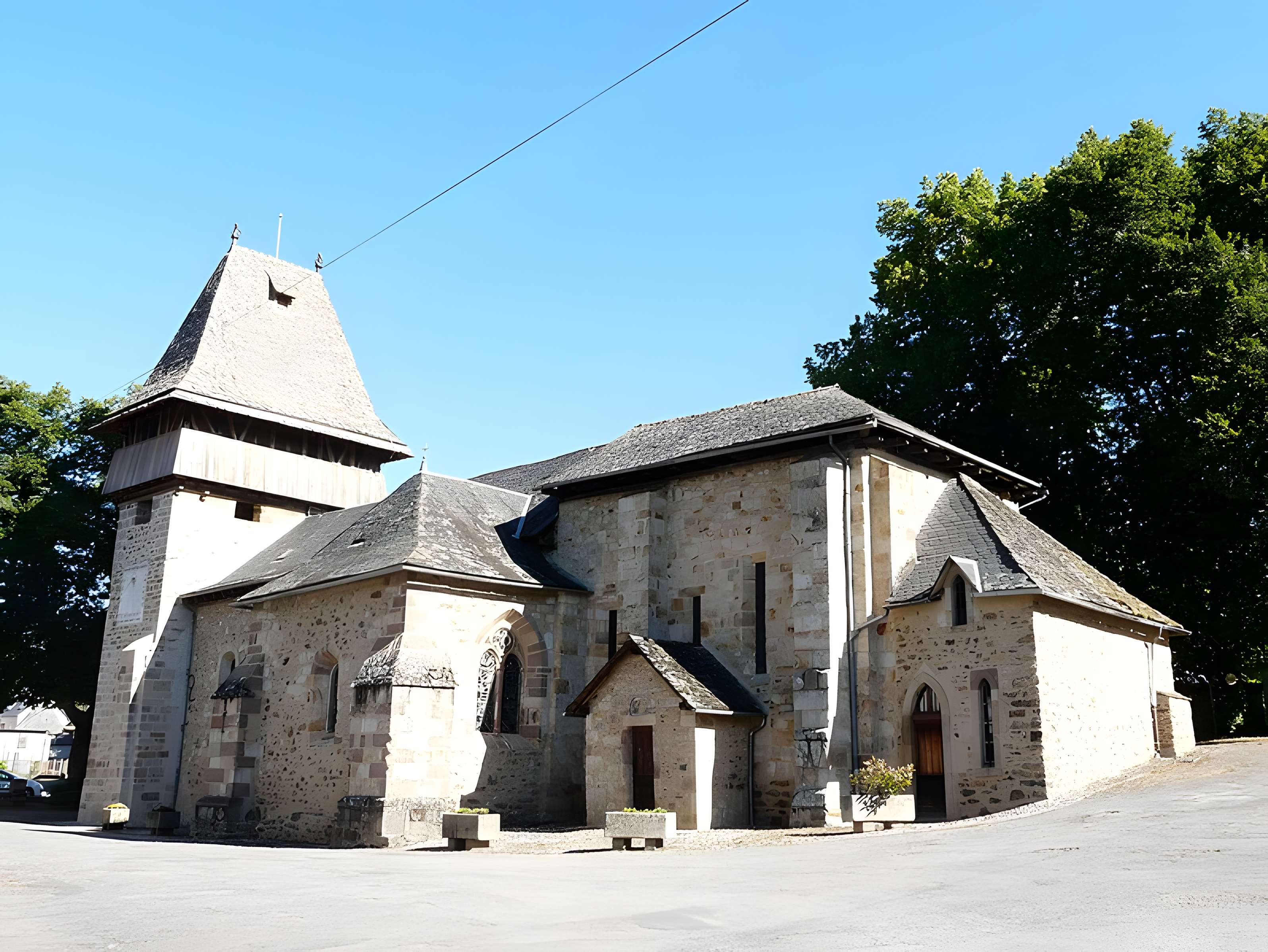 Église Saint-Amant de Saint-Chamant