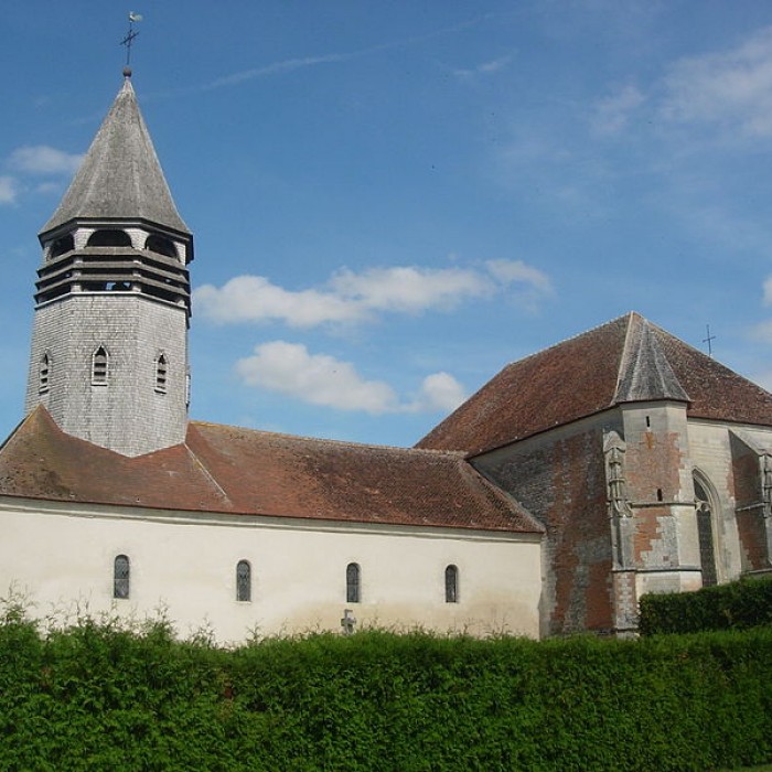 Photo de Église Saint-Antoine  de Vallentigny et une croix