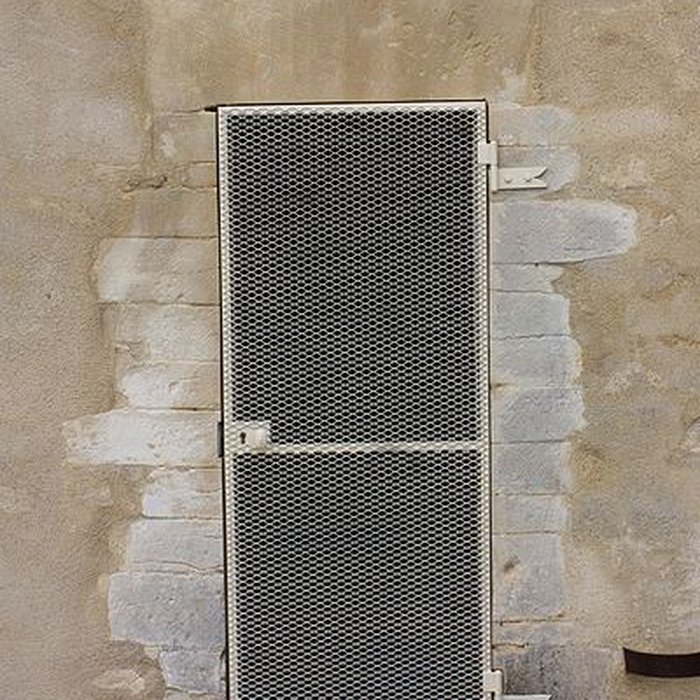 Photo de Église Saint-Antoine  de Vallentigny et une croix