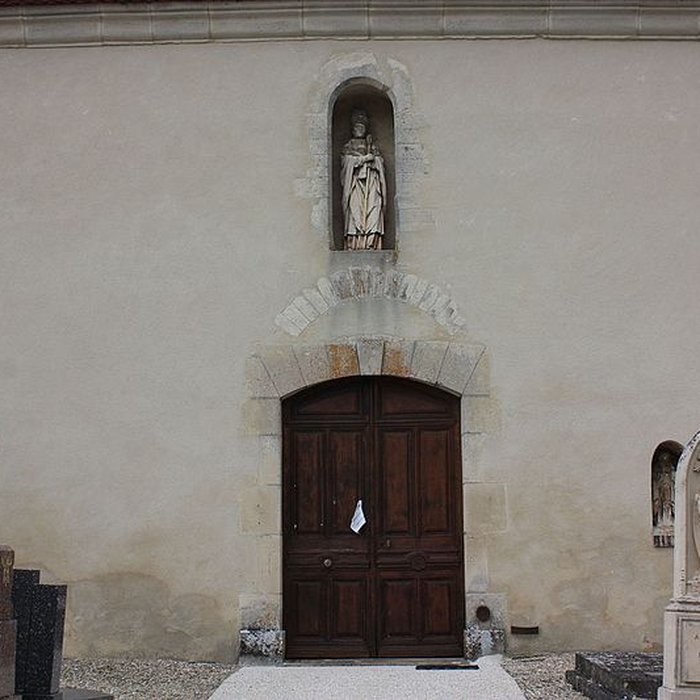 Photo de Église Saint-Antoine  de Vallentigny et une croix