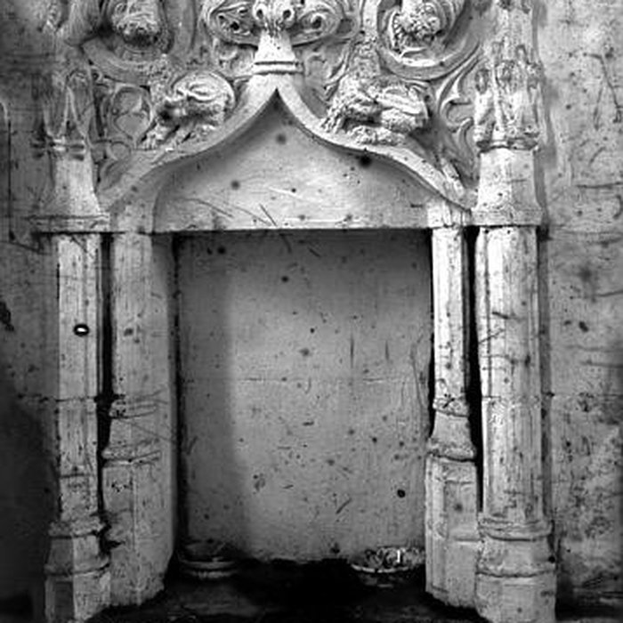 Photo de Église Saint-Antoine  de Vallentigny et une croix