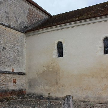 Église Saint-Antoine  de Vallentigny et une croix