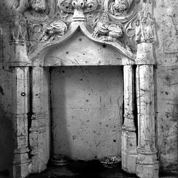 Église Saint-Antoine  de Vallentigny et une croix