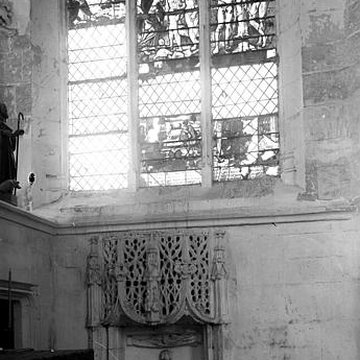 Église Saint-Antoine  de Vallentigny et une croix