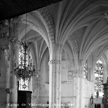 Église Saint-Antoine  de Vallentigny et une croix