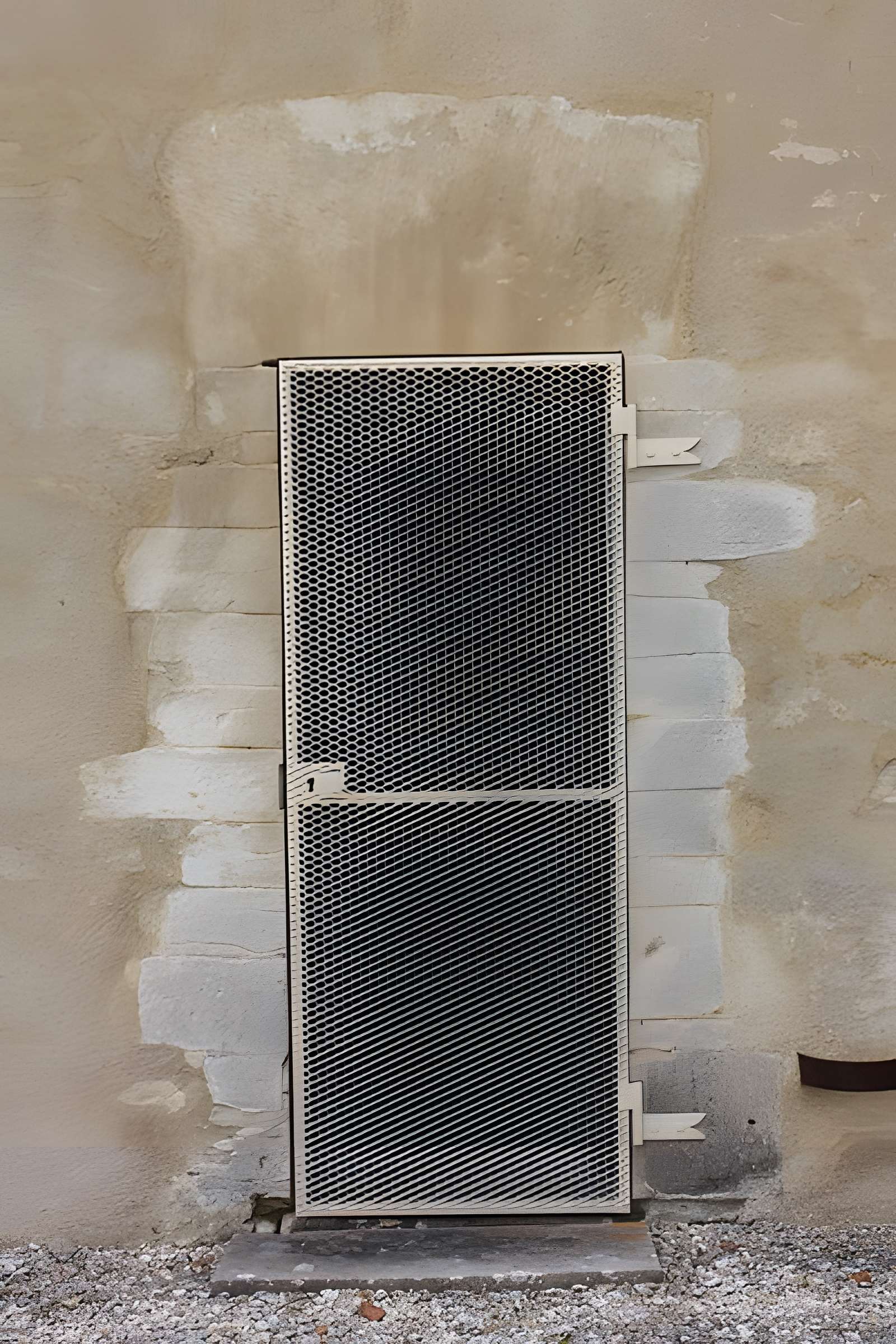 Église Saint-Antoine  de Vallentigny et une croix