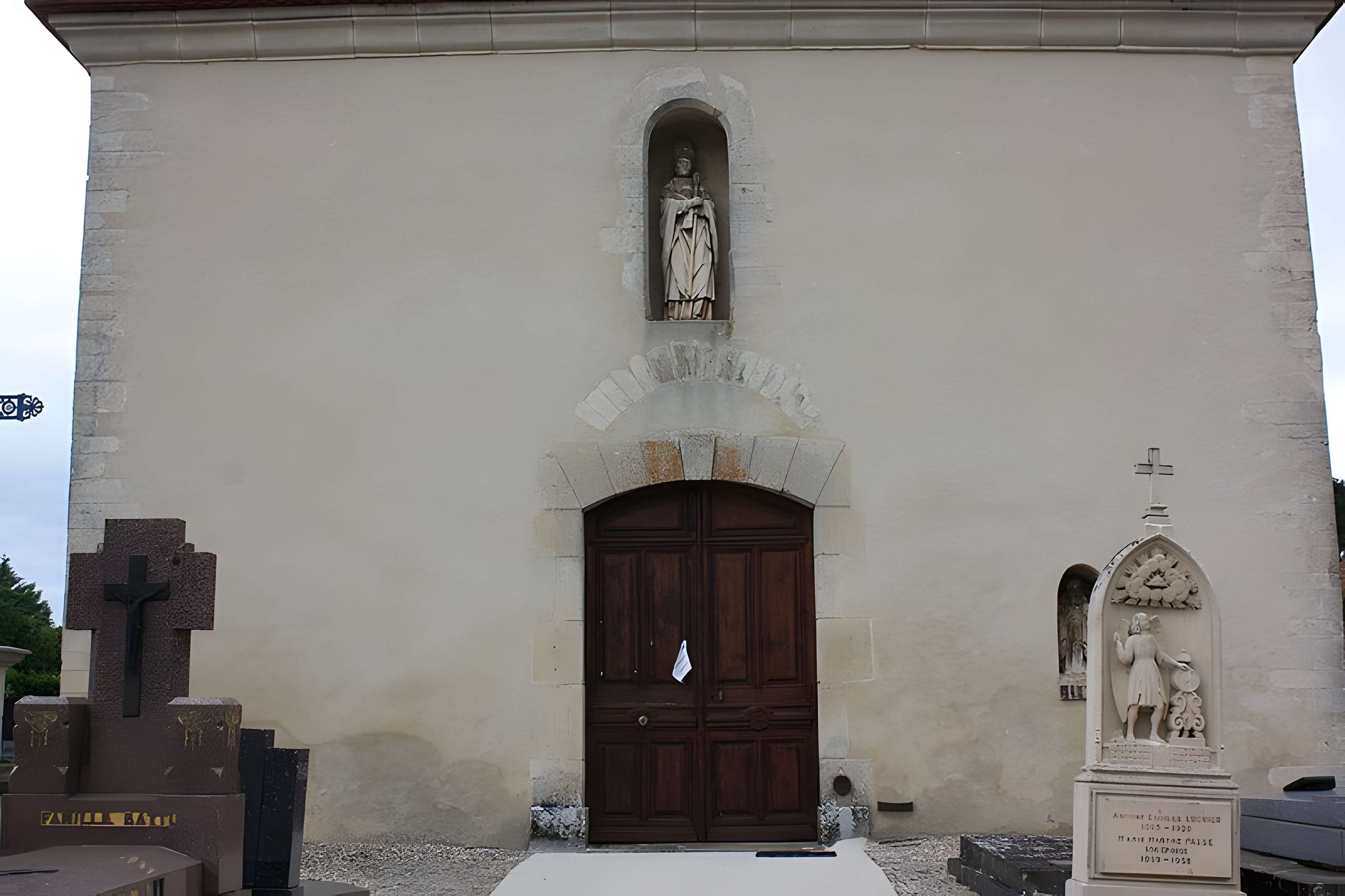 Église Saint-Antoine  de Vallentigny et une croix
