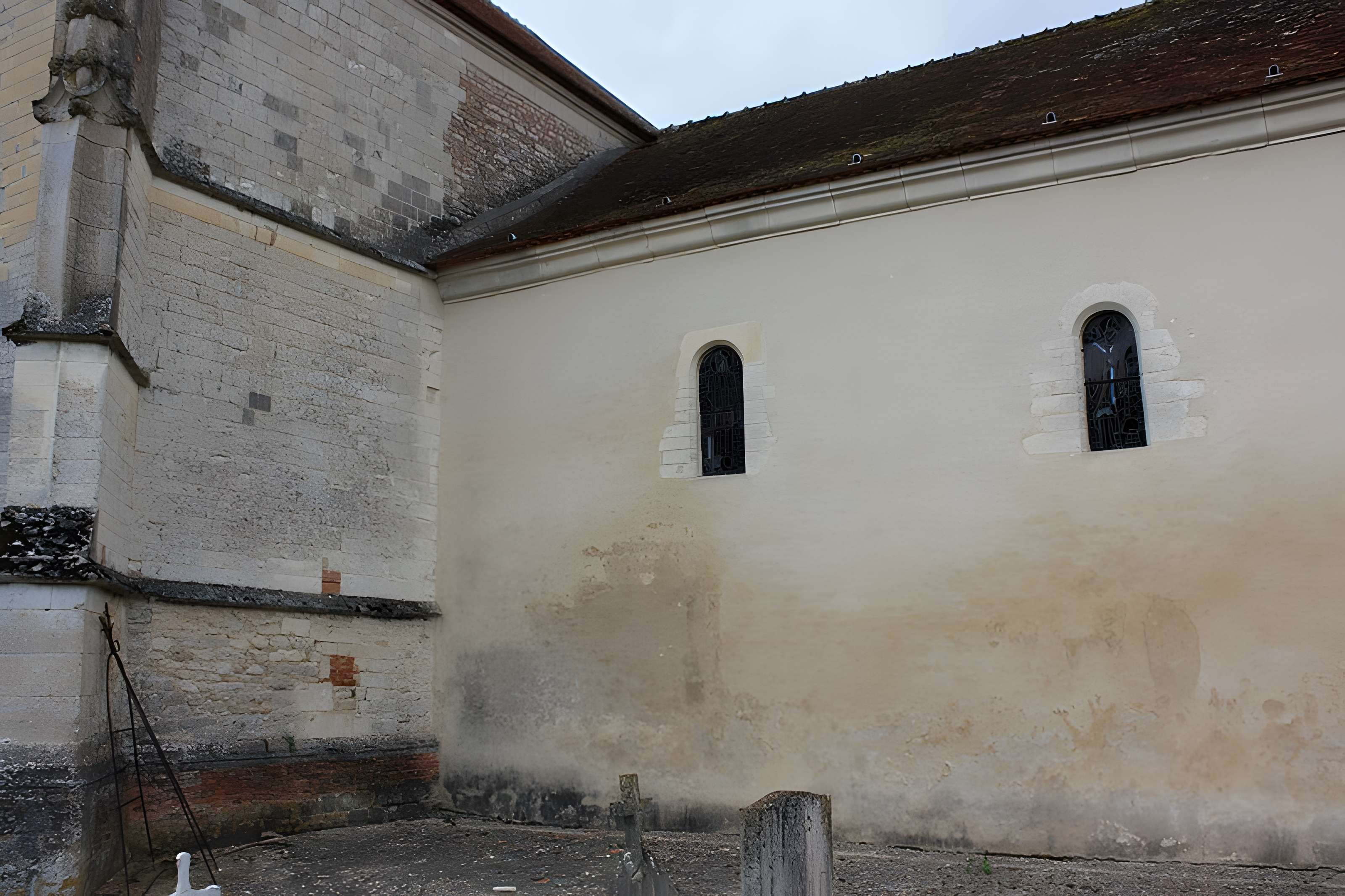 Église Saint-Antoine  de Vallentigny et une croix