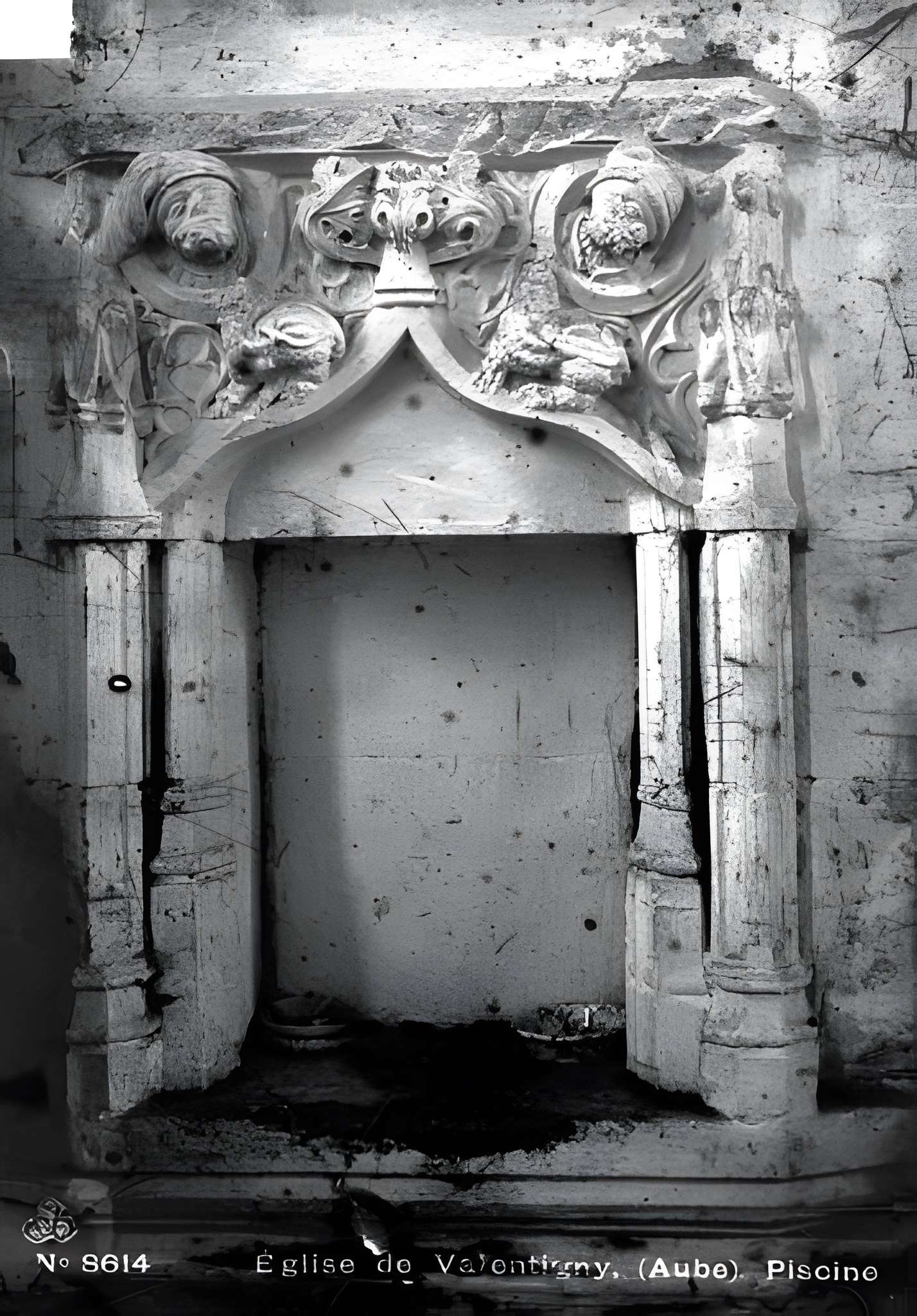 Église Saint-Antoine  de Vallentigny et une croix