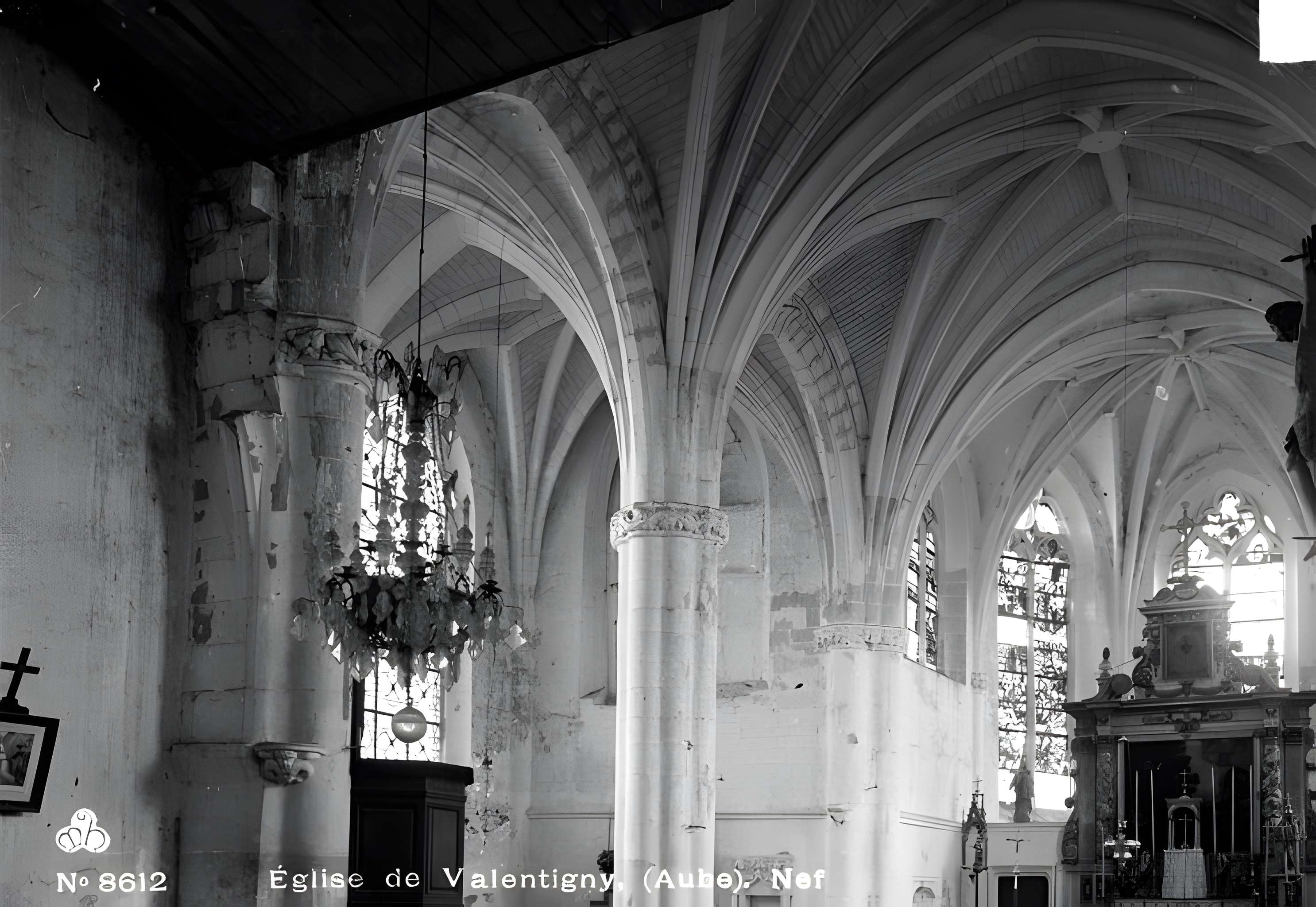 Église Saint-Antoine  de Vallentigny et une croix