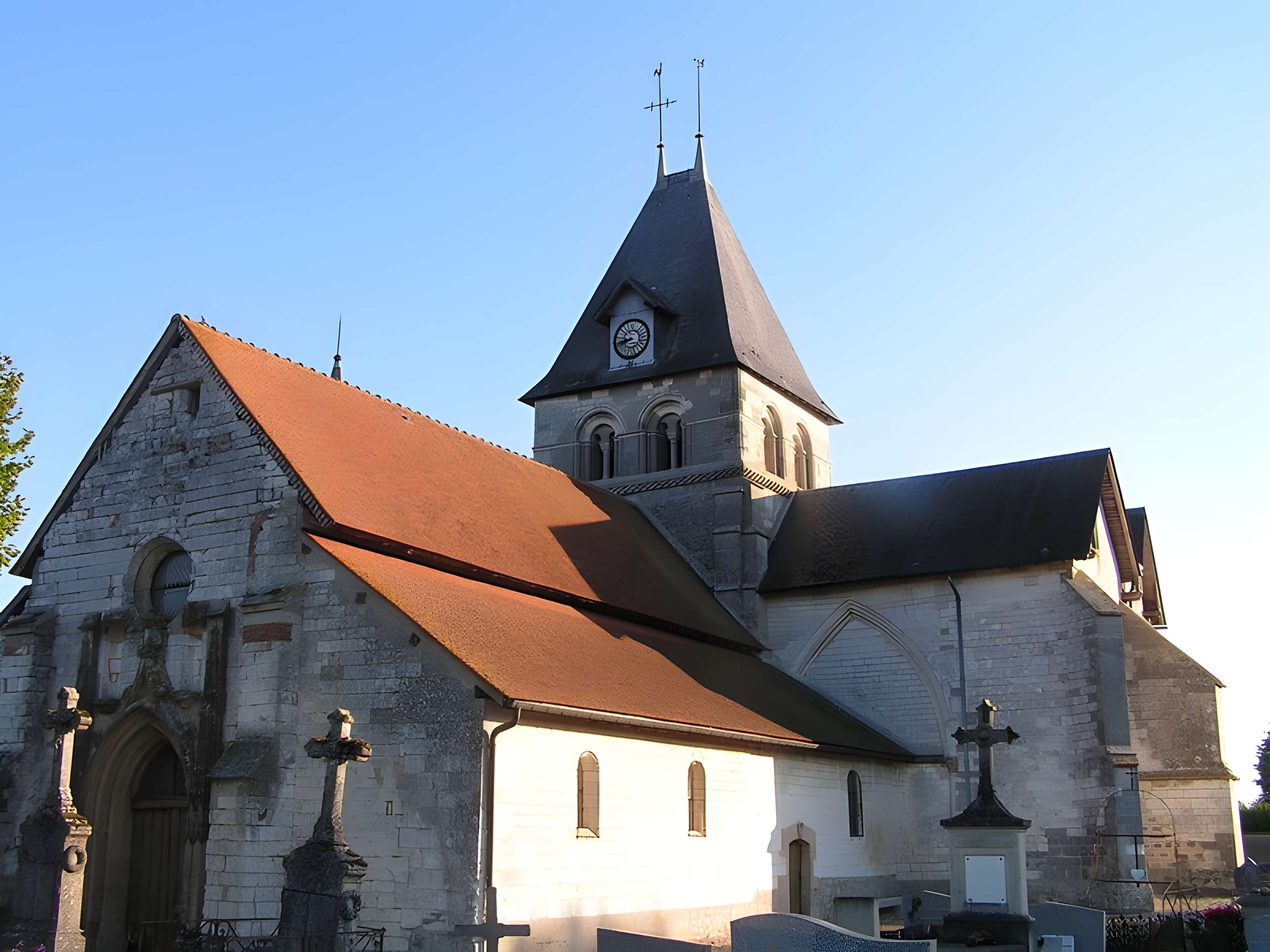 Église Saint-Antoine de Poivres et croix 