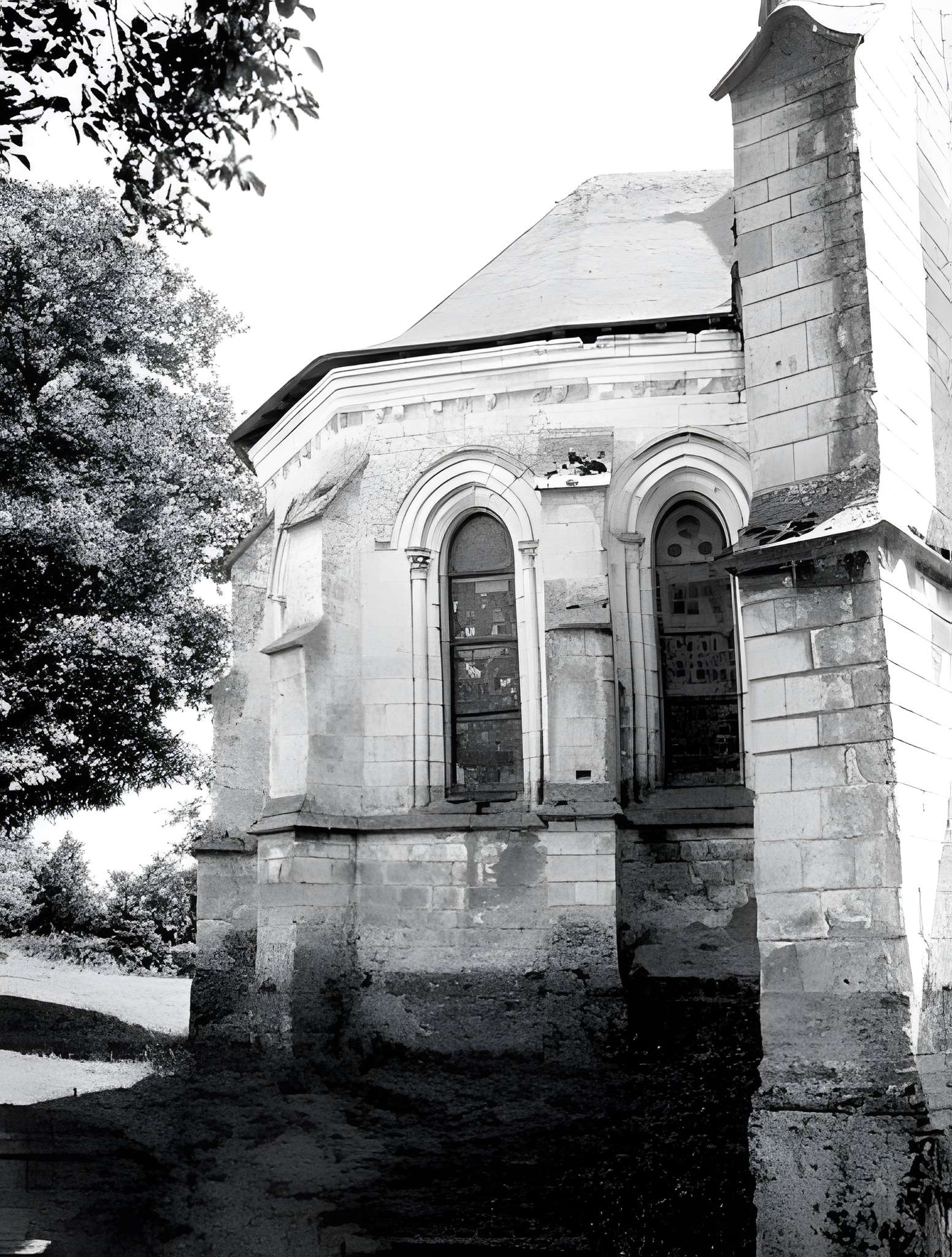 Église Saint-Antoine de Poivres et croix