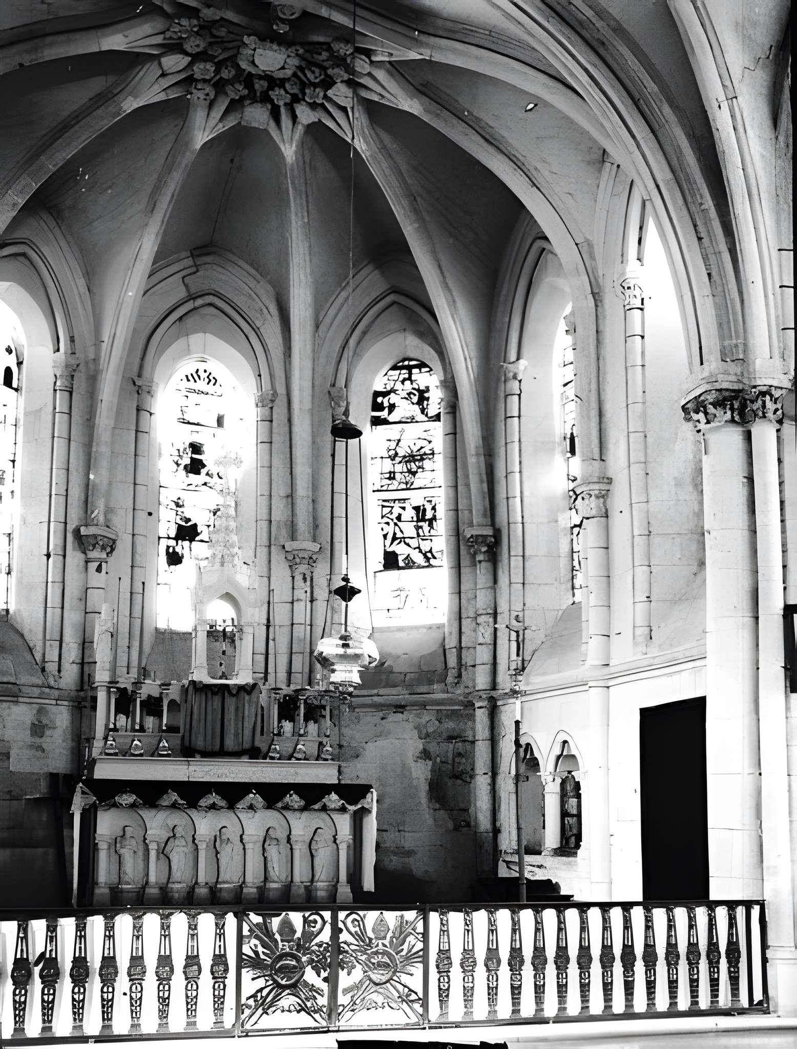 Église Saint-Antoine de Poivres et croix