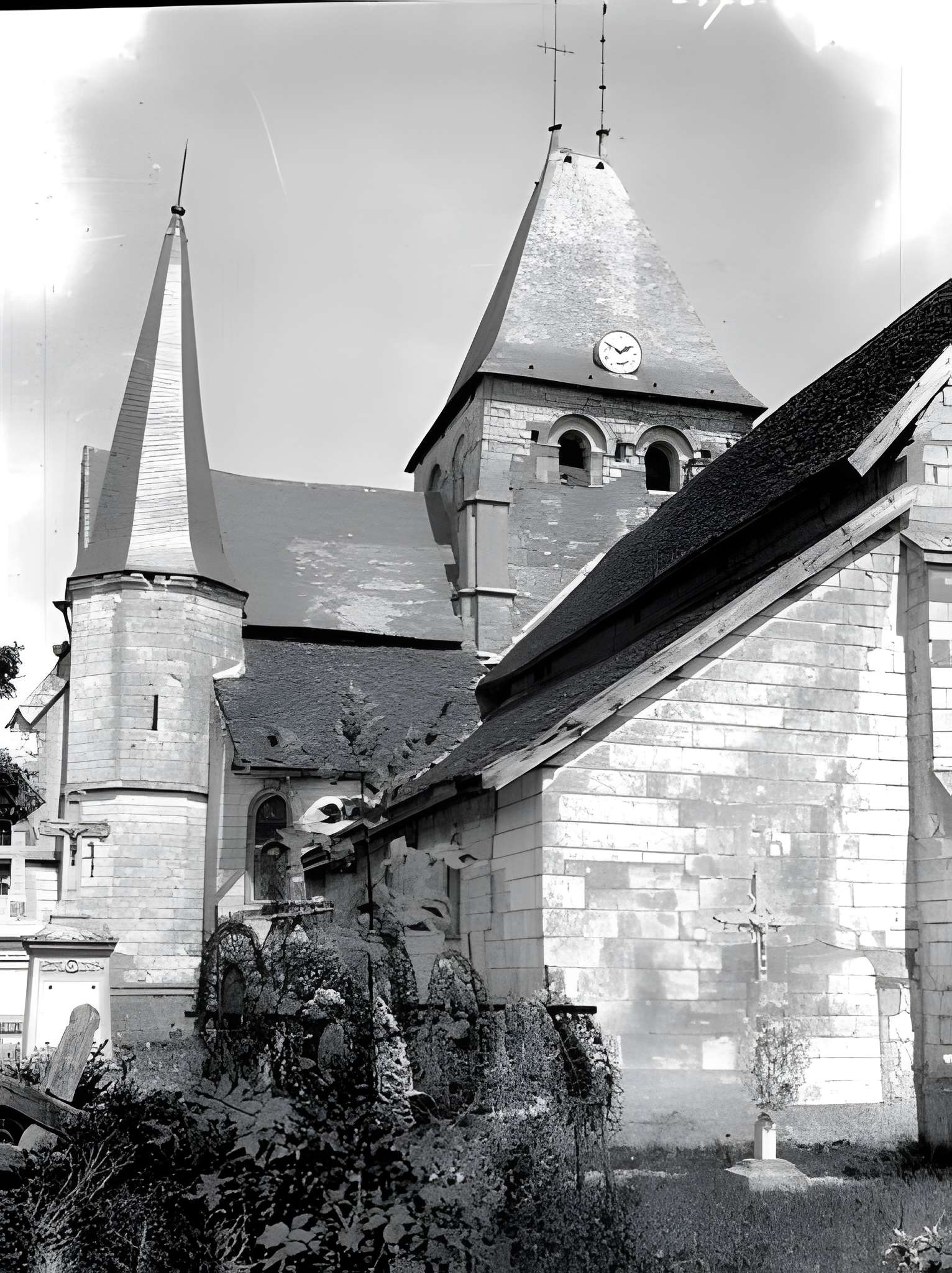 Église Saint-Antoine de Poivres et croix