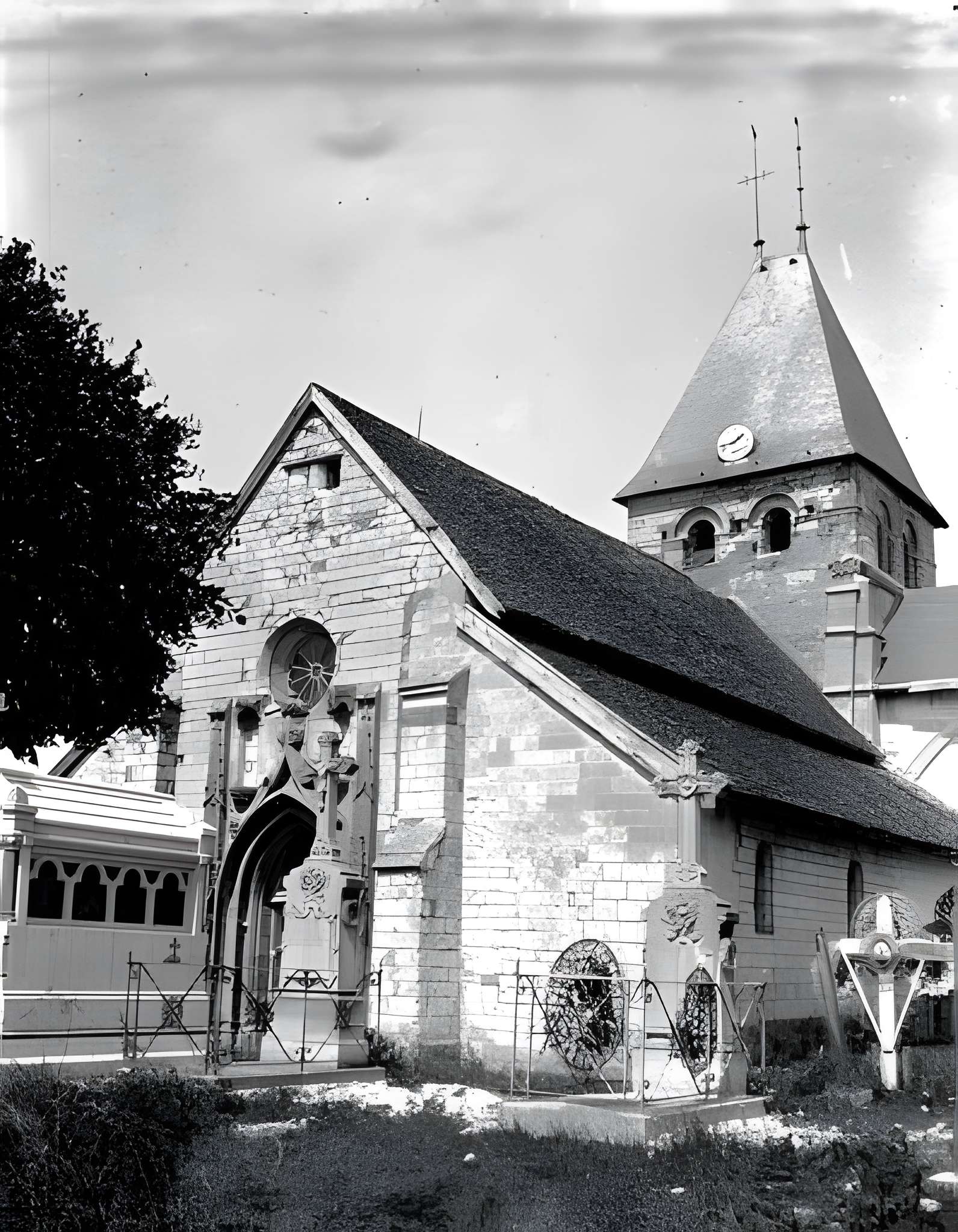 Église Saint-Antoine de Poivres et croix